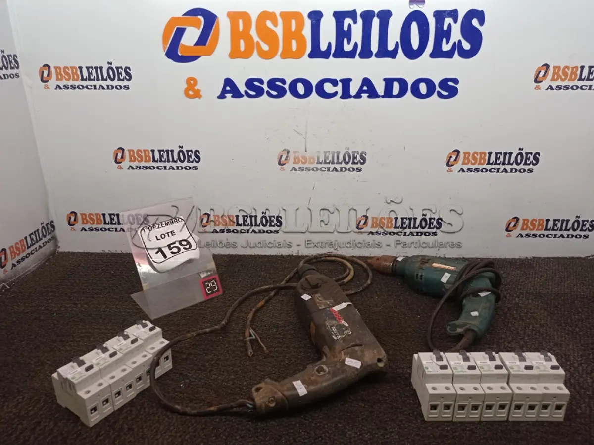 LOTE 159 - 01 MARTELETE MARCA BOSCH, 01 FURADEIRA E 09 DISJUNTORES BIPOLAR 25 AMPERES. (NO ESTADO) ATENÇÃO! FAZER A VISITAÇÃO ANTES DE ARREMATAR, NÃO SABEMOS SE FUNCIONA. LEILÃO NÃO TEM GARANTIA E NEM DEVOLUÇÃO, SUJEITO A POSSÍVEIS AVARIAS VISÍVEIS/OCULTAS E/OU AUSÊNCIA DE COMPONENTES.