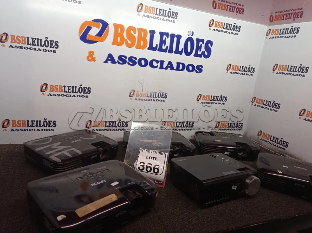 LOTE 366 - 06 PROJETORES MARCA EPSON P/RETIRADA DE PEÇAS. (NO ESTADO) ATENÇÃO! FAZER A VISITAÇÃO ANTES DE ARREMATAR, NÃO SABEMOS SE FUNCIONA. LEILÃO NÃO TEM GARANTIA E NEM DEVOLUÇÃO, SUJEITO A POSSÍVEIS AVARIAS VISÍVEIS/OCULTAS E/OU AUSÊNCIA DE COMPONENTES.