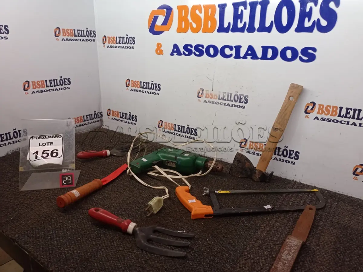 LOTE 156 - 01 MACHADINHA CABO DE MADEIRA, 02 GAFOS P/JARDINAGEM, 01 FURADEIRA E MATERIAIS DIVERSOS. (NO ESTADO) ATENÇÃO! FAZER A VISITAÇÃO ANTES DE ARREMATAR, NÃO SABEMOS SE FUNCIONA. LEILÃO NÃO TEM GARANTIA E NEM DEVOLUÇÃO, SUJEITO A POSSÍVEIS AVARIAS VISÍVEIS/OCULTAS E/OU AUSÊNCIA DE COMPONENTES.