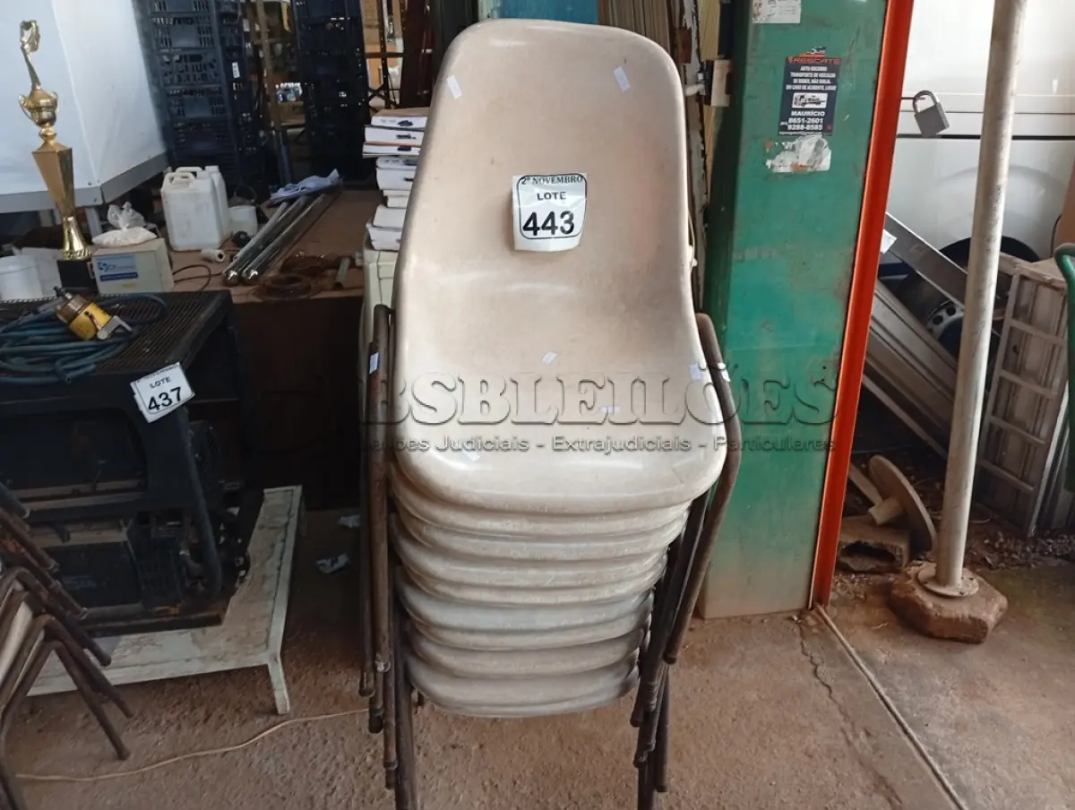 LOTE 443 - 10 CADEIRAS DE PLÁSTICO C/BASE DE FERRO. (NO ESTADO) ATENÇÃO! FAZER A VISITAÇÃO ANTES DE ARREMATAR, NÃO SABEMOS SE FUNCIONA. LEILÃO NÃO TEM GARANTIA E NEM DEVOLUÇÃO, SUJEITO A POSSÍVEIS AVARIAS VISÍVEIS/OCULTAS E/OU AUSÊNCIA DE COMPONENTES.