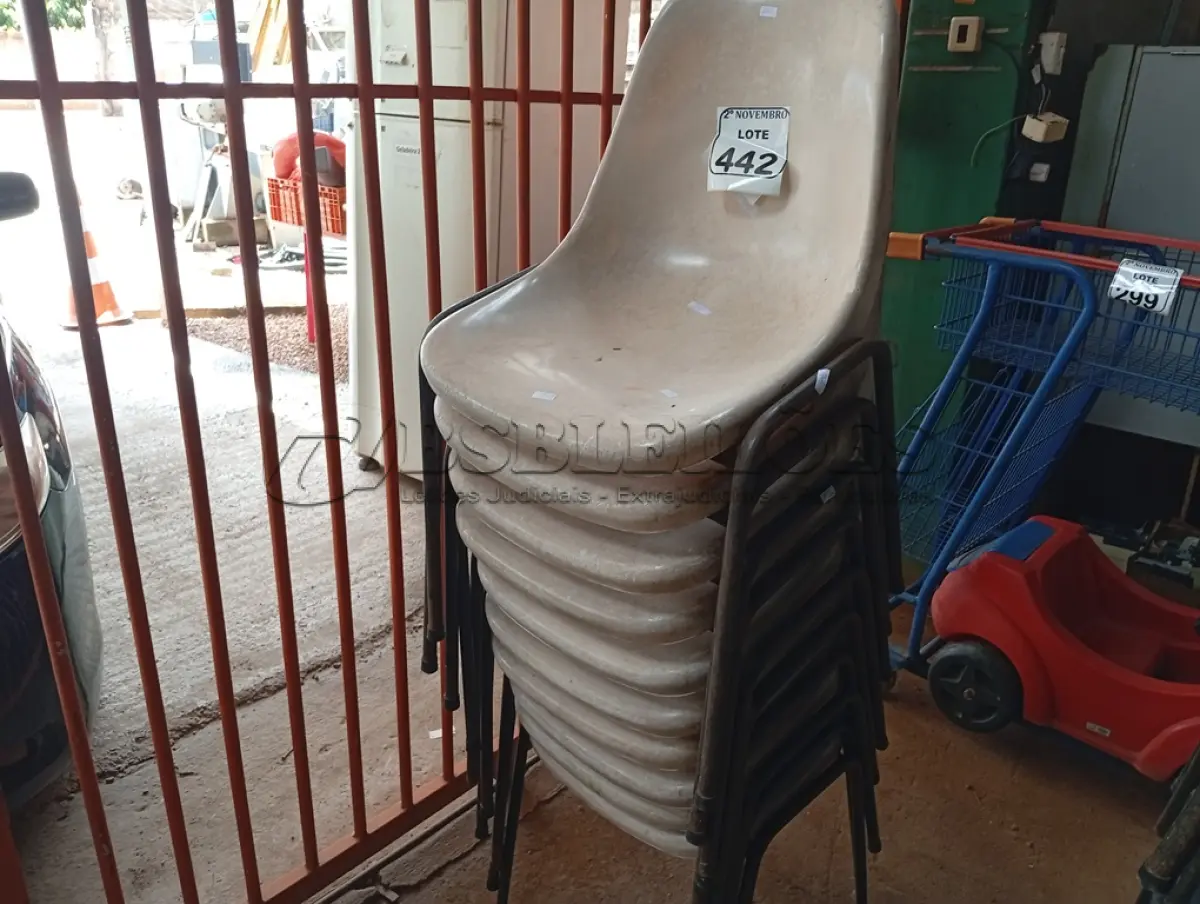 LOTE 442 - 10 CADEIRAS DE PLÁSTICO C/BASE DE FERRO. (NO ESTADO) ATENÇÃO! FAZER A VISITAÇÃO ANTES DE ARREMATAR, NÃO SABEMOS SE FUNCIONA. LEILÃO NÃO TEM GARANTIA E NEM DEVOLUÇÃO, SUJEITO A POSSÍVEIS AVARIAS VISÍVEIS/OCULTAS E/OU AUSÊNCIA DE COMPONENTES.