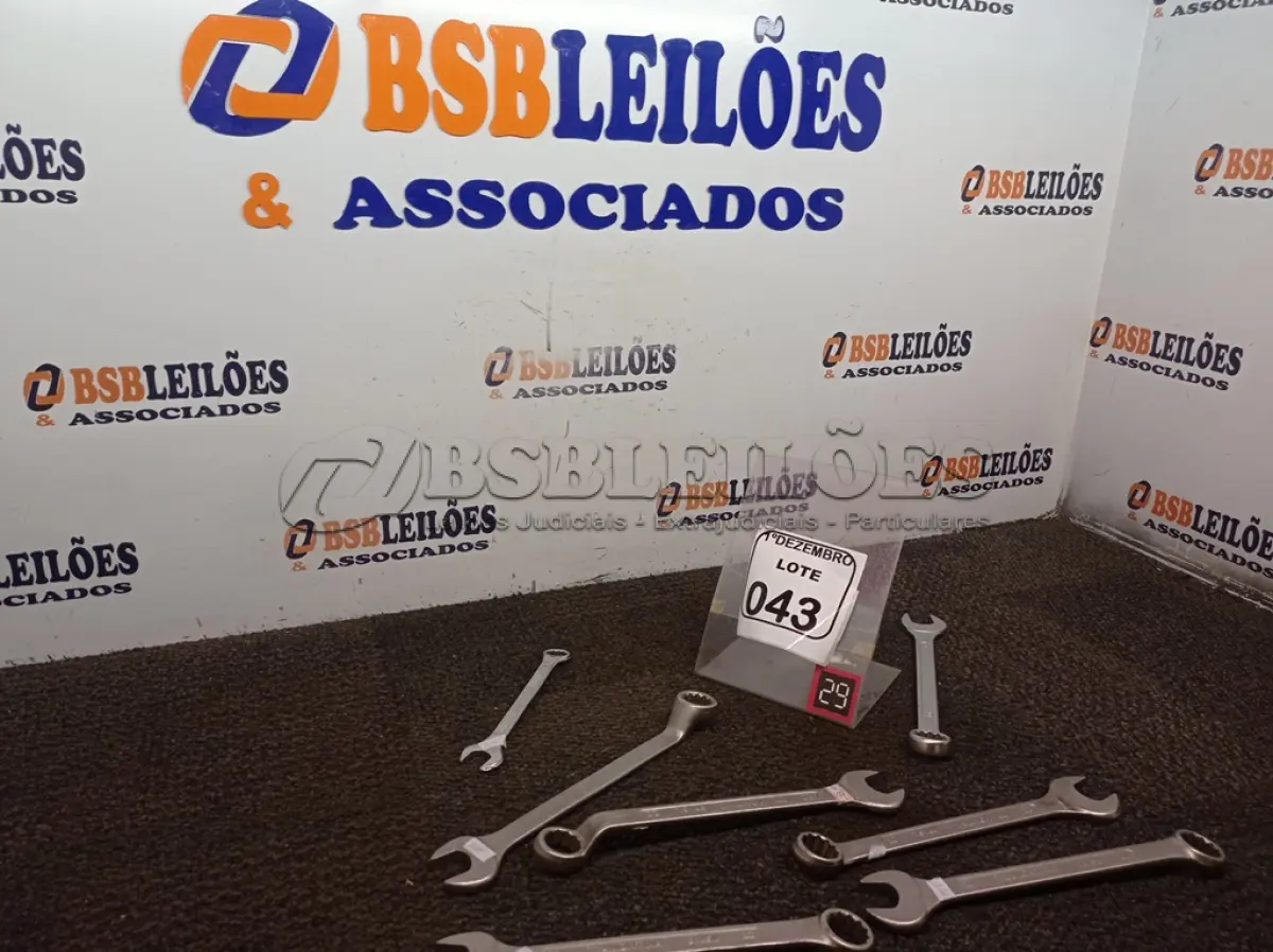 LOTE 043 - 07 CHAVES COMBINADAS. (NO ESTADO) ATENÇÃO! FAZER A VISITAÇÃO ANTES DE ARREMATAR, NÃO SABEMOS SE FUNCIONA. LEILÃO NÃO TEM GARANTIA E NEM DEVOLUÇÃO, SUJEITO A POSSÍVEIS AVARIAS VISÍVEIS/OCULTAS E/OU AUSÊNCIA DE COMPONENTES.