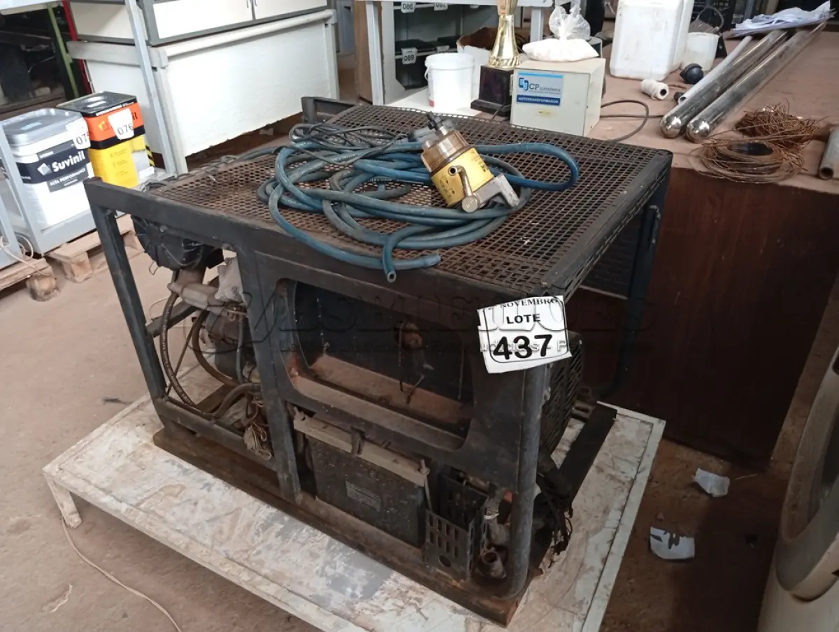 LOTE 437 - 01 GERADOR A DIESEL C/AVARIAS. (NO ESTADO) ATENÇÃO! FAZER A VISITAÇÃO ANTES DE ARREMATAR, NÃO SABEMOS SE FUNCIONA. LEILÃO NÃO TEM GARANTIA E NEM DEVOLUÇÃO, SUJEITO A POSSÍVEIS AVARIAS VISÍVEIS/OCULTAS E/OU AUSÊNCIA DE COMPONENTES.