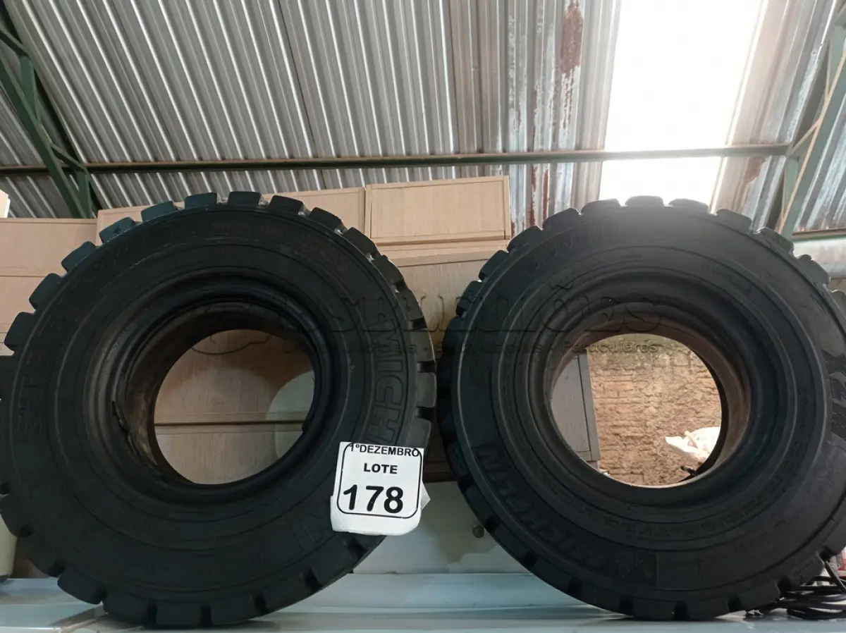 LOTE 178 - 02 PNEUS P/EMPILHADEIRA 6,50 ARO 10. (NO ESTADO) ATENÇÃO! FAZER A VISITAÇÃO ANTES DE ARREMATAR, NÃO SABEMOS SE FUNCIONA. LEILÃO NÃO TEM GARANTIA E NEM DEVOLUÇÃO, SUJEITO A POSSÍVEIS AVARIAS VISÍVEIS/OCULTAS E/OU AUSÊNCIA DE COMPONENTES.