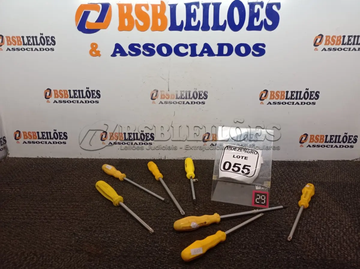 LOTE 055 - 07 CHAVES PHILIPS TAMANHOS DIVERSOS. (NO ESTADO) ATENÇÃO! FAZER A VISITAÇÃO ANTES DE ARREMATAR, NÃO SABEMOS SE FUNCIONA. LEILÃO NÃO TEM GARANTIA E NEM DEVOLUÇÃO, SUJEITO A POSSÍVEIS AVARIAS VISÍVEIS/OCULTAS E/OU AUSÊNCIA DE COMPONENTES.