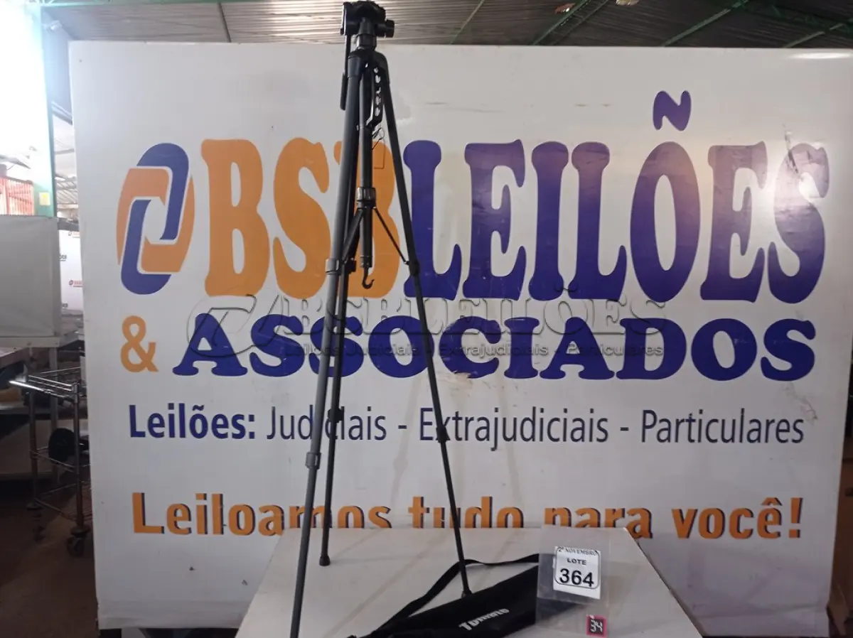LOTE 364 - 01 TRIPÉ P/ CÂMERA FOTOGRÁFICA MARCA TOMATE. (NO ESTADO) ATENÇÃO! FAZER A VISITAÇÃO ANTES DE ARREMATAR, NÃO SABEMOS SE FUNCIONA. LEILÃO NÃO TEM GARANTIA E NEM DEVOLUÇÃO, SUJEITO A POSSÍVEIS AVARIAS VISÍVEIS/OCULTAS E/OU AUSÊNCIA DE COMPONENTES.