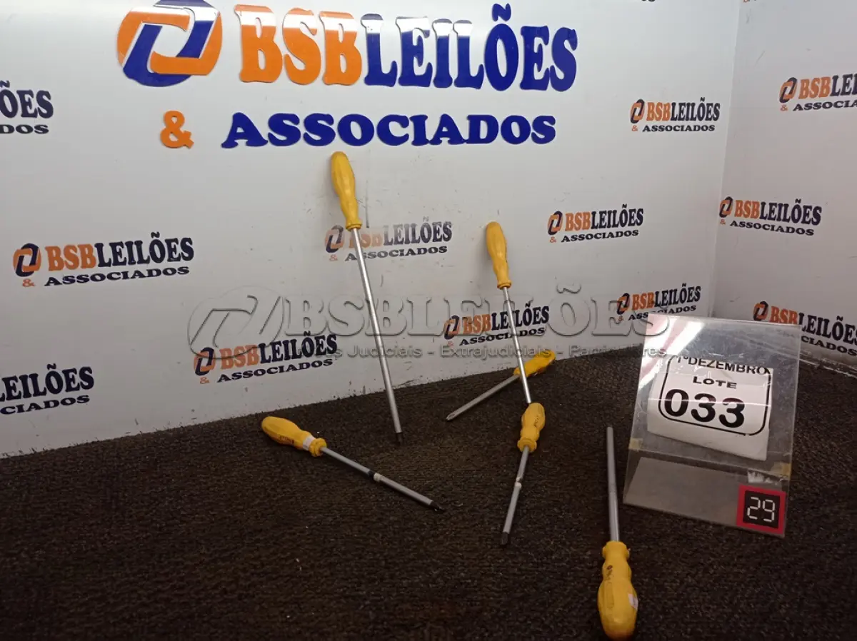 LOTE 033 - 06 CHAVES PHILIPS TAMANHOS DIVERSOS. (NO ESTADO) ATENÇÃO! FAZER A VISITAÇÃO ANTES DE ARREMATAR, NÃO SABEMOS SE FUNCIONA. LEILÃO NÃO TEM GARANTIA E NEM DEVOLUÇÃO, SUJEITO A POSSÍVEIS AVARIAS VISÍVEIS/OCULTAS E/OU AUSÊNCIA DE COMPONENTES.