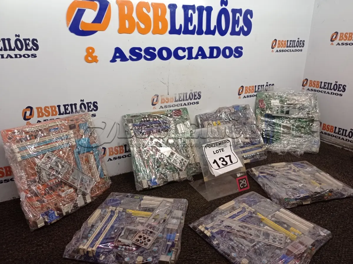 LOTE 137 - 07 PLACAS MÃE. (NO ESTADO) ATENÇÃO! FAZER A VISITAÇÃO ANTES DE ARREMATAR, NÃO SABEMOS SE FUNCIONA. LEILÃO NÃO TEM GARANTIA E NEM DEVOLUÇÃO, SUJEITO A POSSÍVEIS AVARIAS VISÍVEIS/OCULTAS E/OU AUSÊNCIA DE COMPONENTES.