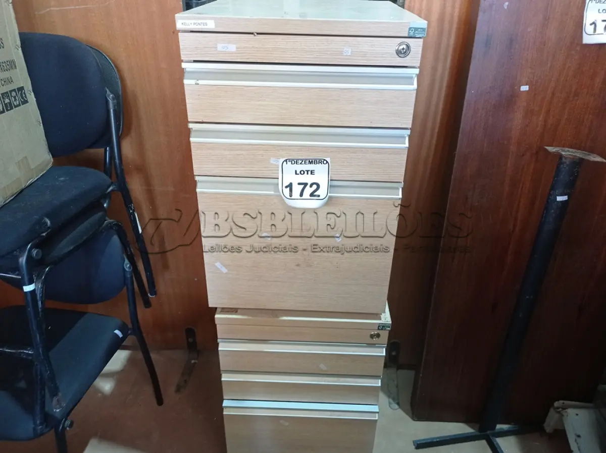 LOTE 172 - 02 GAVETEIROS EM MADEIRA. (NO ESTADO) ATENÇÃO! FAZER A VISITAÇÃO ANTES DE ARREMATAR, NÃO SABEMOS SE FUNCIONA. LEILÃO NÃO TEM GARANTIA E NEM DEVOLUÇÃO, SUJEITO A POSSÍVEIS AVARIAS VISÍVEIS/OCULTAS E/OU AUSÊNCIA DE COMPONENTES.