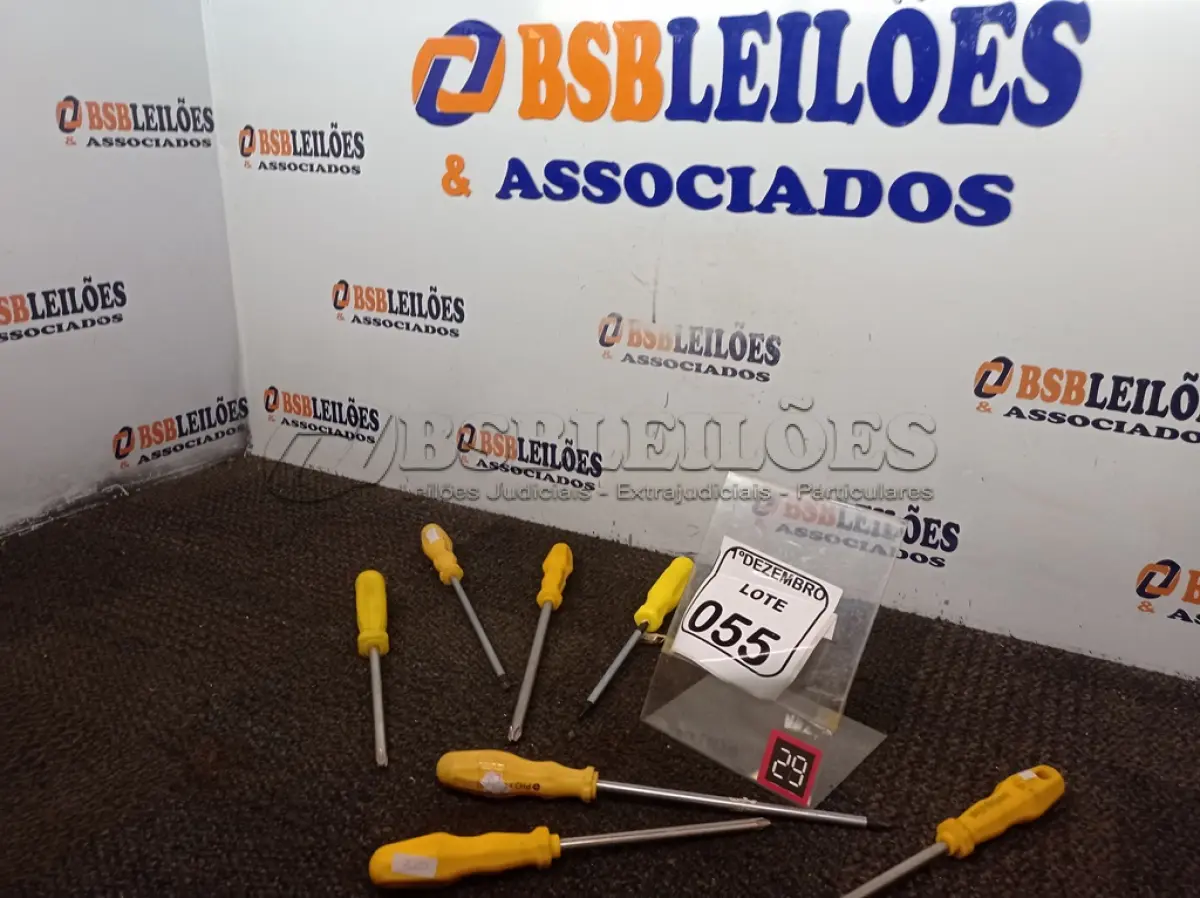 LOTE 055 - 07 CHAVES PHILIPS TAMANHOS DIVERSOS. (NO ESTADO) ATENÇÃO! FAZER A VISITAÇÃO ANTES DE ARREMATAR, NÃO SABEMOS SE FUNCIONA. LEILÃO NÃO TEM GARANTIA E NEM DEVOLUÇÃO, SUJEITO A POSSÍVEIS AVARIAS VISÍVEIS/OCULTAS E/OU AUSÊNCIA DE COMPONENTES.