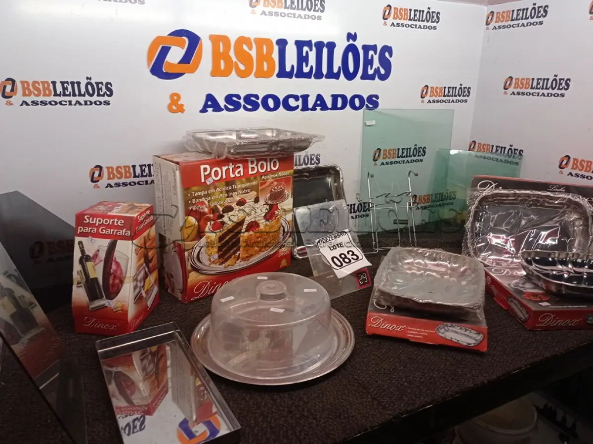 LOTE 083 - 01 PORTA BOLO 03 TRAVESSAS EM INOX 01 SUPORTE P/GARRAFAS E 05 TÁBUAS DE VIDRO. (NO ESTADO) ATENÇÃO! FAZER A VISITAÇÃO ANTES DE ARREMATAR, NÃO SABEMOS SE FUNCIONA. LEILÃO NÃO TEM GARANTIA E NEM DEVOLUÇÃO, SUJEITO A POSSÍVEIS AVARIAS VISÍVEIS/OCULTAS E/OU AUSÊNCIA DE COMPONENTES.