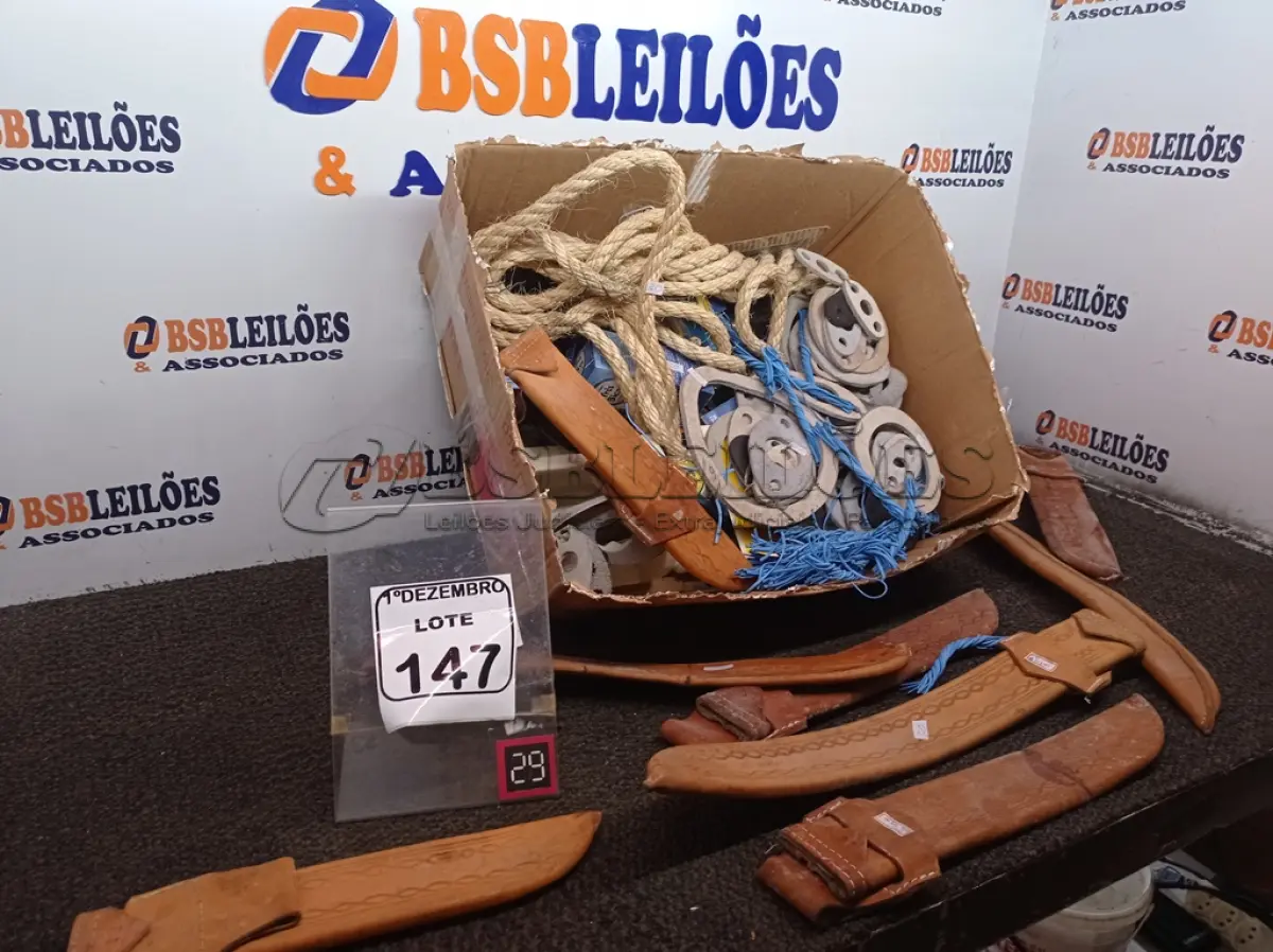 LOTE 147 - 01 LOTE C/DIVERSAS BAINHAS EM COURO P/FACÃO, CORDAS, JUNTAS EM COURO E MATERIAIS DIVERSOS. (NO ESTADO) ATENÇÃO! FAZER A VISITAÇÃO ANTES DE ARREMATAR, NÃO SABEMOS SE FUNCIONA. LEILÃO NÃO TEM GARANTIA E NEM DEVOLUÇÃO, SUJEITO A POSSÍVEIS AVARIAS VISÍVEIS/OCULTAS E/OU AUSÊNCIA DE COMPONENTES.