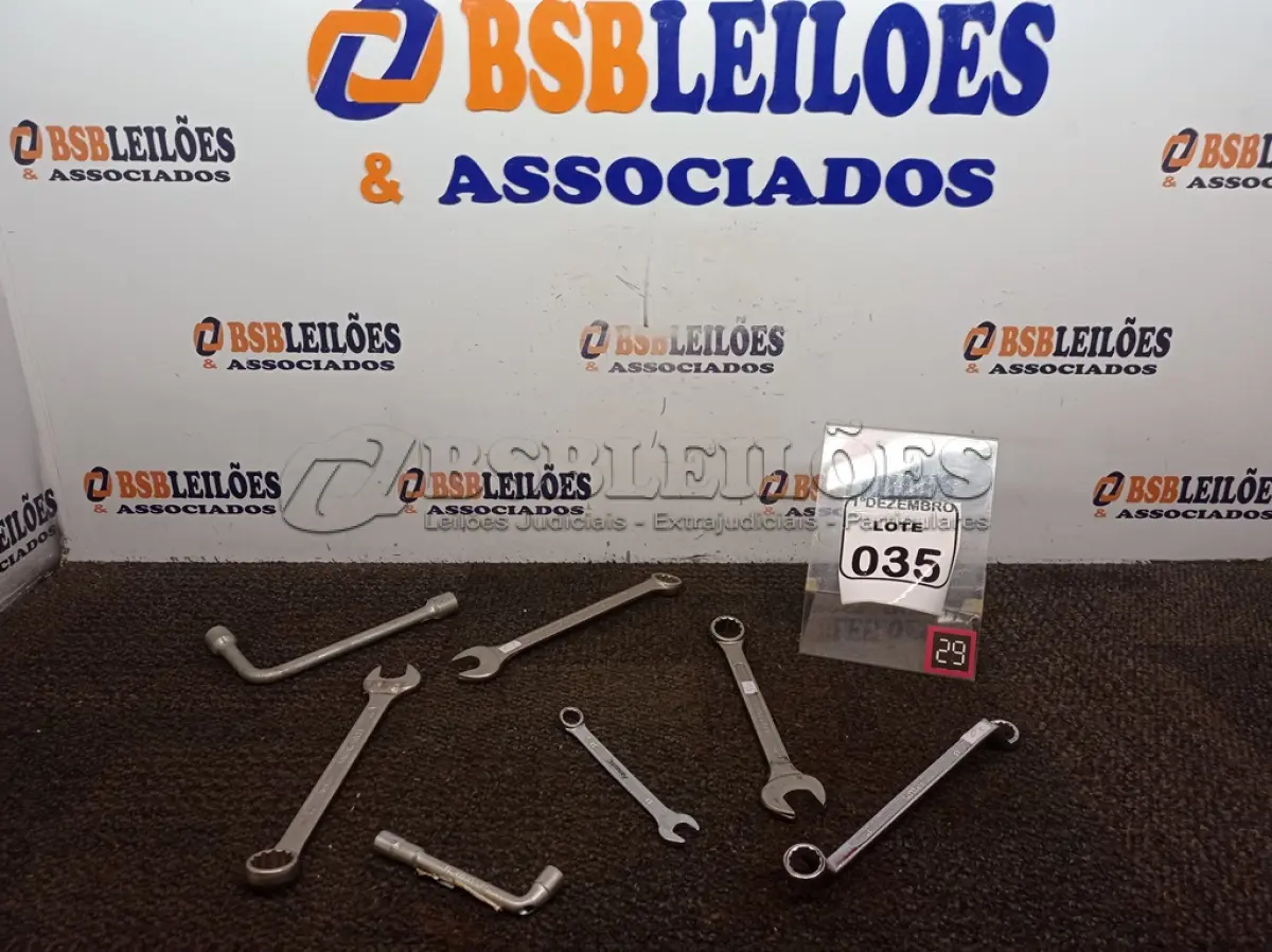 LOTE 035 - 04 CHAVES COMBINADAS E 02 CHAVES L DE NUMERAÇÕES DIVERSAS. (NO ESTADO) ATENÇÃO! FAZER A VISITAÇÃO ANTES DE ARREMATAR, NÃO SABEMOS SE FUNCIONA. LEILÃO NÃO TEM GARANTIA E NEM DEVOLUÇÃO, SUJEITO A POSSÍVEIS AVARIAS VISÍVEIS/OCULTAS E/OU AUSÊNCIA DE COMPONENTES.