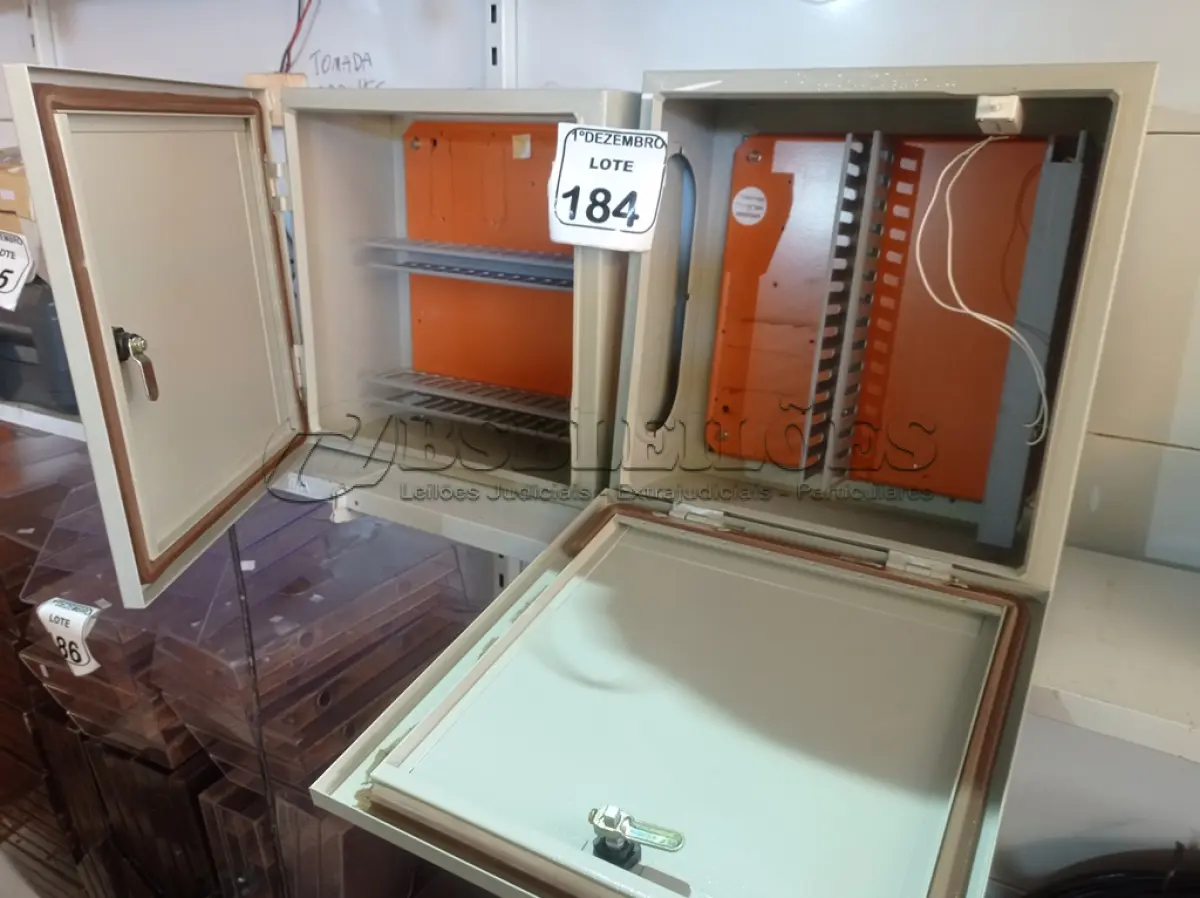 LOTE 184 - 02 CAIXAS DE FERRO P/QUADROS ELÉTRICOS. (NO ESTADO) ATENÇÃO! FAZER A VISITAÇÃO ANTES DE ARREMATAR, NÃO SABEMOS SE FUNCIONA. LEILÃO NÃO TEM GARANTIA E NEM DEVOLUÇÃO, SUJEITO A POSSÍVEIS AVARIAS VISÍVEIS/OCULTAS E/OU AUSÊNCIA DE COMPONENTES.