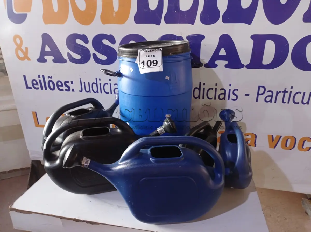 LOTE 109 - 03 REGADORES E 01 TAMBOR PEQUENO. (NO ESTADO) ATENÇÃO! FAZER A VISITAÇÃO ANTES DE ARREMATAR, NÃO SABEMOS SE FUNCIONA. LEILÃO NÃO TEM GARANTIA E NEM DEVOLUÇÃO, SUJEITO A POSSÍVEIS AVARIAS VISÍVEIS/OCULTAS E/OU AUSÊNCIA DE COMPONENTES.