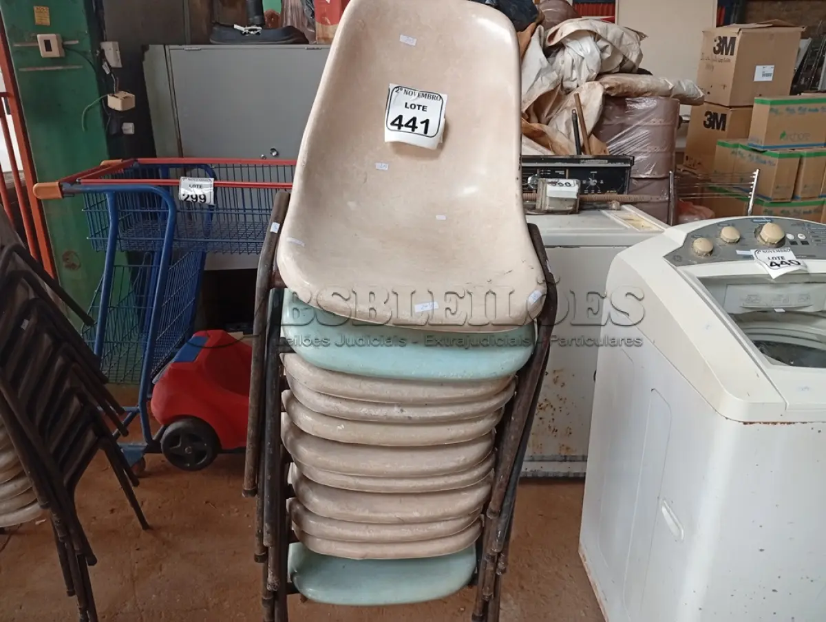 LOTE 441 - 11 CADEIRAS DE PLÁSTICO C/BASE DE FERRO. (NO ESTADO) ATENÇÃO! FAZER A VISITAÇÃO ANTES DE ARREMATAR, NÃO SABEMOS SE FUNCIONA. LEILÃO NÃO TEM GARANTIA E NEM DEVOLUÇÃO, SUJEITO A POSSÍVEIS AVARIAS VISÍVEIS/OCULTAS E/OU AUSÊNCIA DE COMPONENTES.