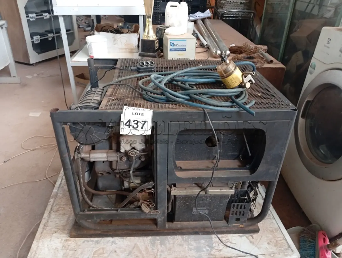 LOTE 437 - 01 GERADOR A DIESEL C/AVARIAS. (NO ESTADO) ATENÇÃO! FAZER A VISITAÇÃO ANTES DE ARREMATAR, NÃO SABEMOS SE FUNCIONA. LEILÃO NÃO TEM GARANTIA E NEM DEVOLUÇÃO, SUJEITO A POSSÍVEIS AVARIAS VISÍVEIS/OCULTAS E/OU AUSÊNCIA DE COMPONENTES.