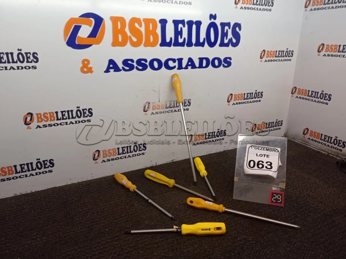 LOTE 063 - 06 CHAVES PHILIPS TAMANHOS DIVERSOS. (NO ESTADO) ATENÇÃO! FAZER A VISITAÇÃO ANTES DE ARREMATAR, NÃO SABEMOS SE FUNCIONA. LEILÃO NÃO TEM GARANTIA E NEM DEVOLUÇÃO, SUJEITO A POSSÍVEIS AVARIAS VISÍVEIS/OCULTAS E/OU AUSÊNCIA DE COMPONENTES.