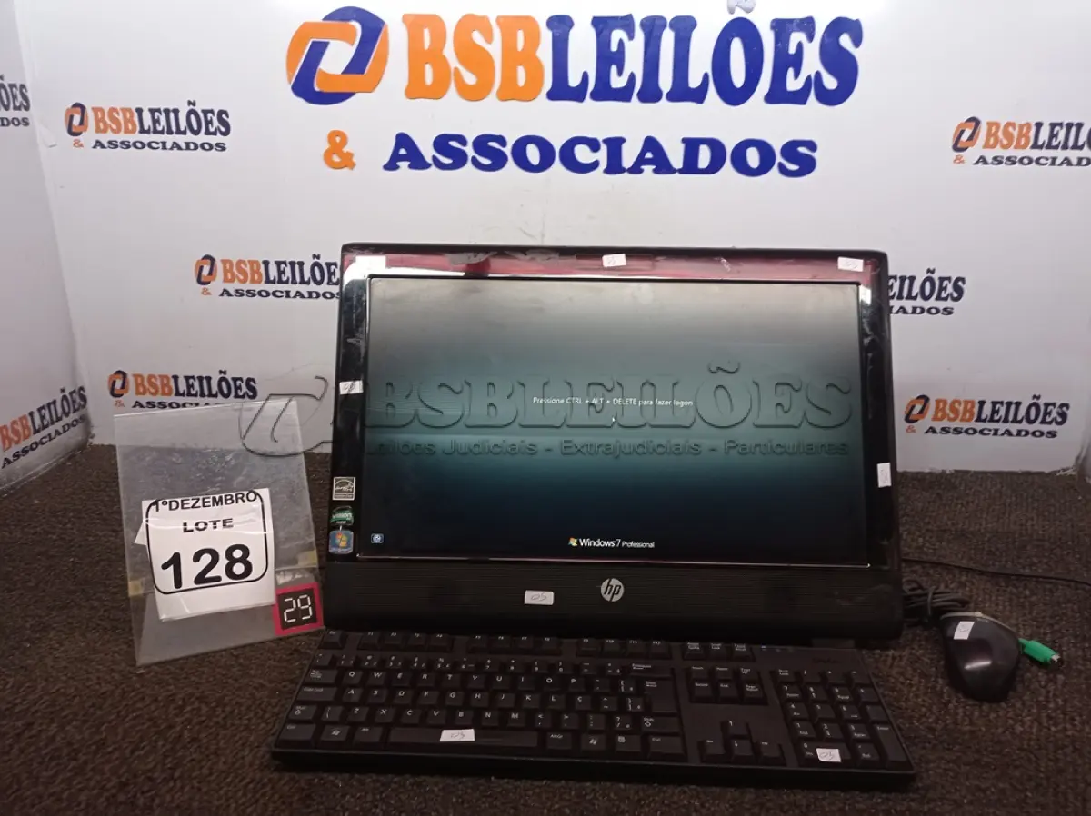 LOTE 128 - 01 ALL IN ONE MARCA HP COM TECLADO E MOUSE. (NO ESTADO) ATENÇÃO! FAZER A VISITAÇÃO ANTES DE ARREMATAR, NÃO SABEMOS SE FUNCIONA. LEILÃO NÃO TEM GARANTIA E NEM DEVOLUÇÃO, SUJEITO A POSSÍVEIS AVARIAS VISÍVEIS/OCULTAS E/OU AUSÊNCIA DE COMPONENTES.