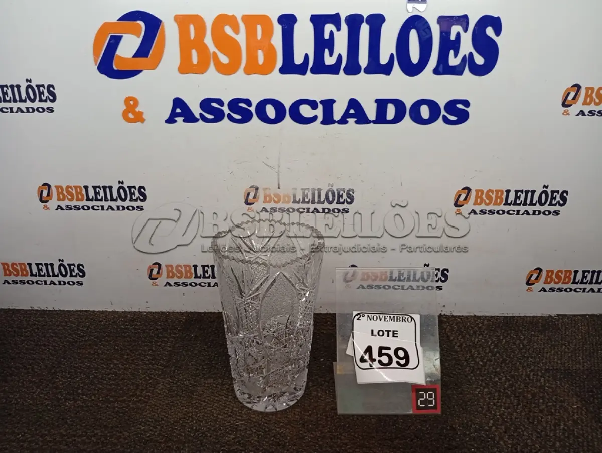 LOTE 459 - 01 VASO DE CRISTAL BOHEMIA. (NO ESTADO) ATENÇÃO! FAZER A VISITAÇÃO ANTES DE ARREMATAR, NÃO SABEMOS SE FUNCIONA. LEILÃO NÃO TEM GARANTIA E NEM DEVOLUÇÃO, SUJEITO A POSSÍVEIS AVARIAS VISÍVEIS/OCULTAS E/OU AUSÊNCIA DE COMPONENTES.