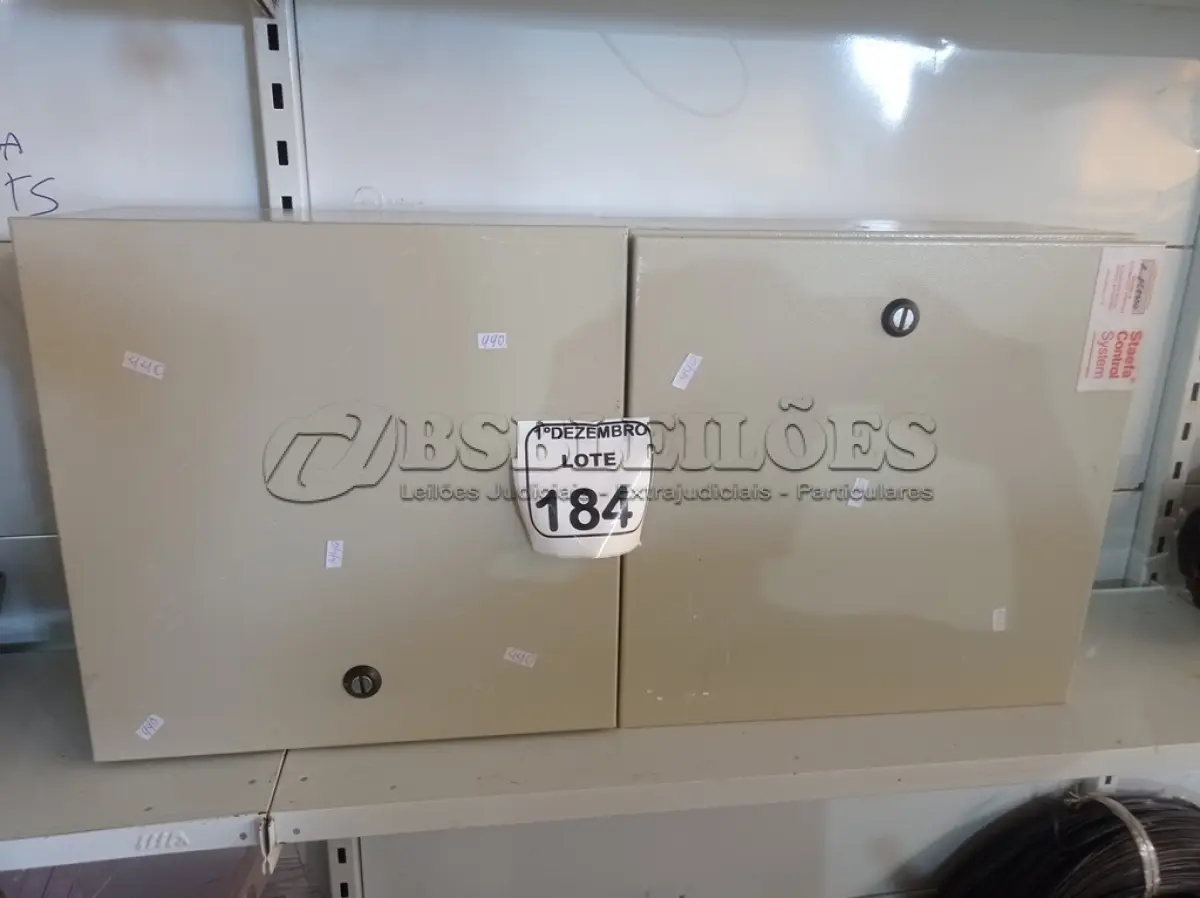 LOTE 184 - 02 CAIXAS DE FERRO P/QUADROS ELÉTRICOS. (NO ESTADO) ATENÇÃO! FAZER A VISITAÇÃO ANTES DE ARREMATAR, NÃO SABEMOS SE FUNCIONA. LEILÃO NÃO TEM GARANTIA E NEM DEVOLUÇÃO, SUJEITO A POSSÍVEIS AVARIAS VISÍVEIS/OCULTAS E/OU AUSÊNCIA DE COMPONENTES.