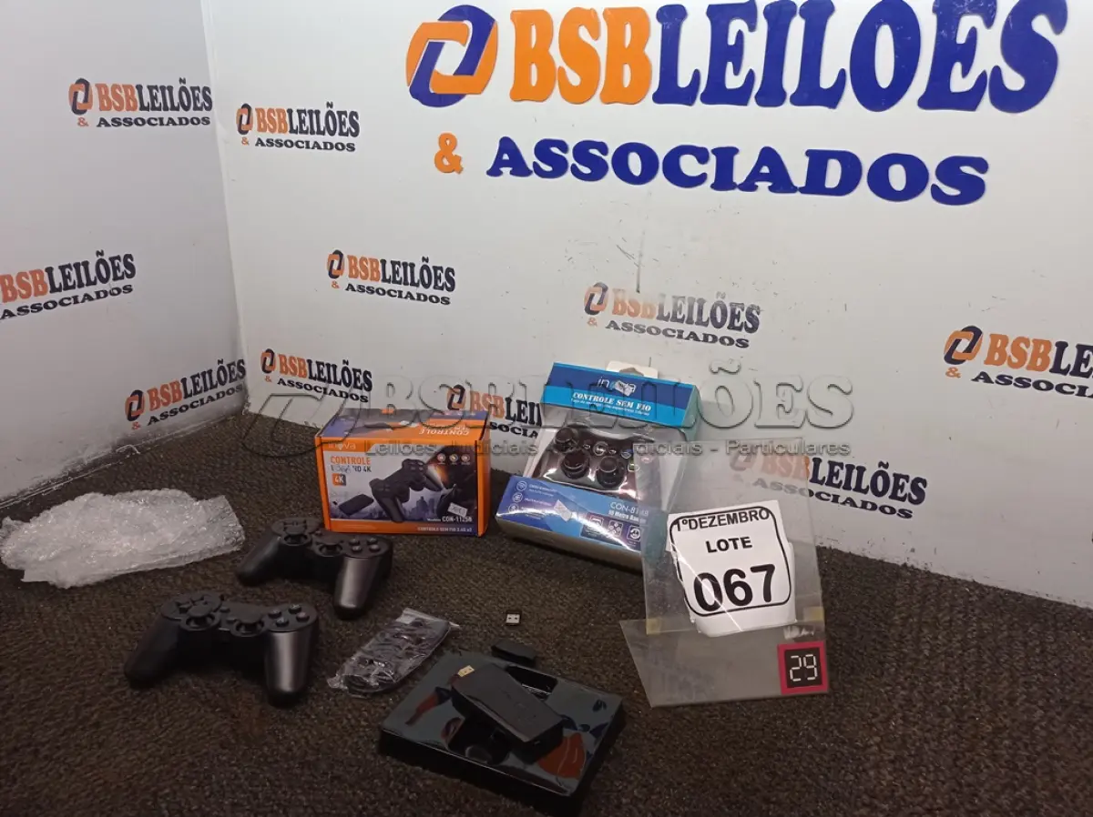 LOTE 067 - 02 CONTROLES DE VÍDEO GAME MARCA INOVA S/FIO. (NO ESTADO) ATENÇÃO! FAZER A VISITAÇÃO ANTES DE ARREMATAR, NÃO SABEMOS SE FUNCIONA. LEILÃO NÃO TEM GARANTIA E NEM DEVOLUÇÃO, SUJEITO A POSSÍVEIS AVARIAS VISÍVEIS/OCULTAS E/OU AUSÊNCIA DE COMPONENTES.