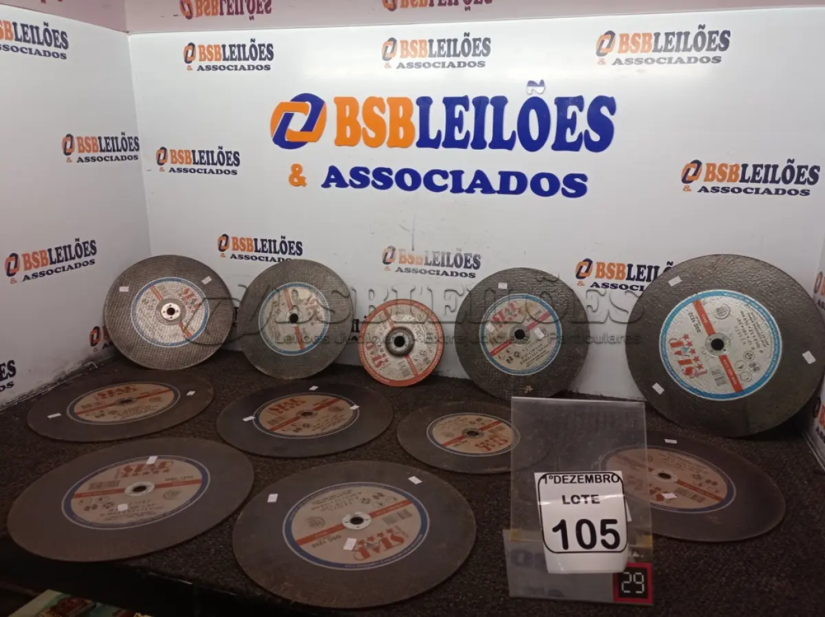 LOTE 105 - 10 DISCOS DE POLICORTE E 01 DISCO DE DESBASTE MARCAS E MODELOS DIVERSOS. (NO ESTADO) ATENÇÃO! FAZER A VISITAÇÃO ANTES DE ARREMATAR, NÃO SABEMOS SE FUNCIONA. LEILÃO NÃO TEM GARANTIA E NEM DEVOLUÇÃO, SUJEITO A POSSÍVEIS AVARIAS VISÍVEIS/OCULTAS E/OU AUSÊNCIA DE COMPONENTES.