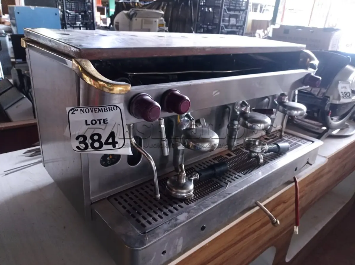LOTE 384 - 01 MÁQUINA DE CAFÉ INDUSTRIAL EM INOX. (NO ESTADO) ATENÇÃO! FAZER A VISITAÇÃO ANTES DE ARREMATAR, NÃO SABEMOS SE FUNCIONA. LEILÃO NÃO TEM GARANTIA E NEM DEVOLUÇÃO, SUJEITO A POSSÍVEIS AVARIAS VISÍVEIS/OCULTAS E/OU AUSÊNCIA DE COMPONENTES.