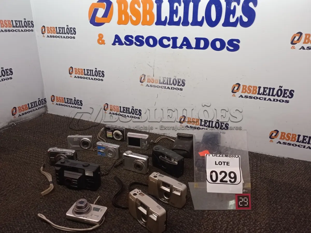 LOTE 029 - 07 CÂMERAS DIGITAIS E 04 CÂMERAS ANALÓGICA MARCAS E MODELOS DIVERSOS. (NO ESTADO) ATENÇÃO! FAZER A VISITAÇÃO ANTES DE ARREMATAR, NÃO SABEMOS SE FUNCIONA. LEILÃO NÃO TEM GARANTIA E NEM DEVOLUÇÃO, SUJEITO A POSSÍVEIS AVARIAS VISÍVEIS/OCULTAS E/OU AUSÊNCIA DE COMPONENTES.