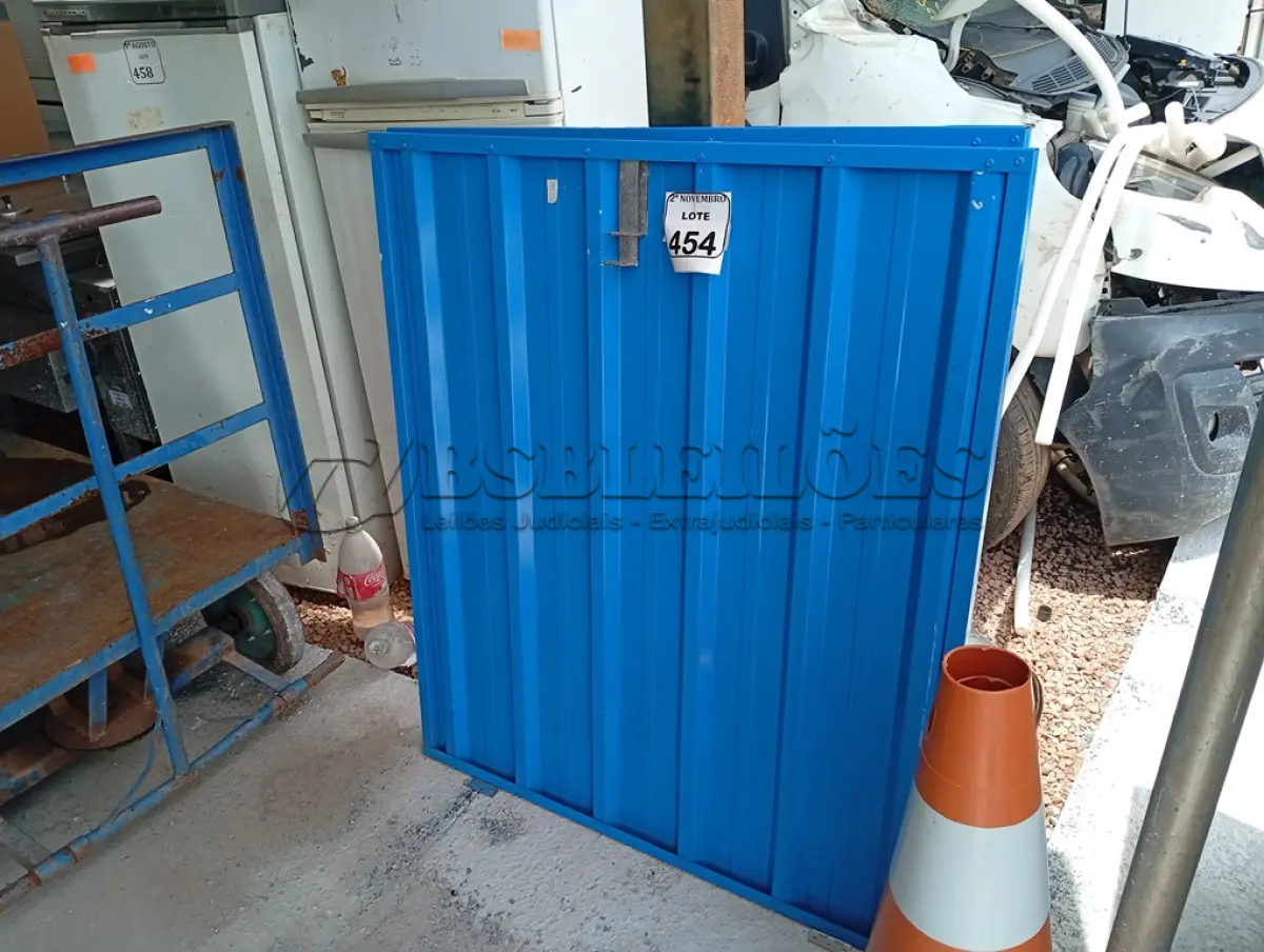 LOTE 454 - 02 PORTAS NA COR AZUL MEDINDO 1,00X16 COMPRIMENTO, 98 DE LARGURA.NA COR AZUL. (NO ESTADO) ATENÇÃO! FAZER A VISITAÇÃO ANTES DE ARREMATAR, NÃO SABEMOS SE FUNCIONA. LEILÃO NÃO TEM GARANTIA E NEM DEVOLUÇÃO, SUJEITO A POSSÍVEIS AVARIAS VISÍVEIS/OCULTAS E/OU AUSÊNCIA DE COMPONENTES.
