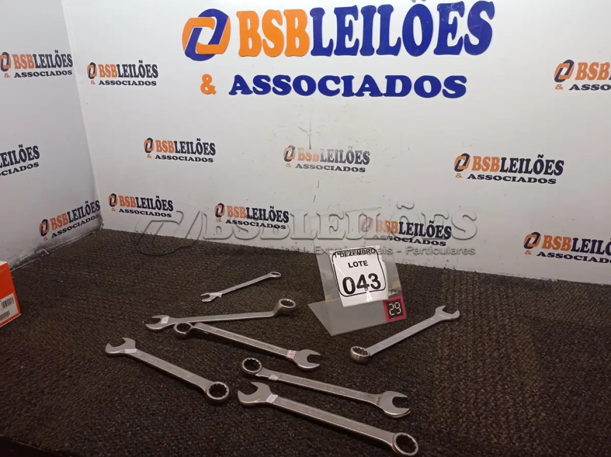 LOTE 043 - 07 CHAVES COMBINADAS. (NO ESTADO) ATENÇÃO! FAZER A VISITAÇÃO ANTES DE ARREMATAR, NÃO SABEMOS SE FUNCIONA. LEILÃO NÃO TEM GARANTIA E NEM DEVOLUÇÃO, SUJEITO A POSSÍVEIS AVARIAS VISÍVEIS/OCULTAS E/OU AUSÊNCIA DE COMPONENTES.