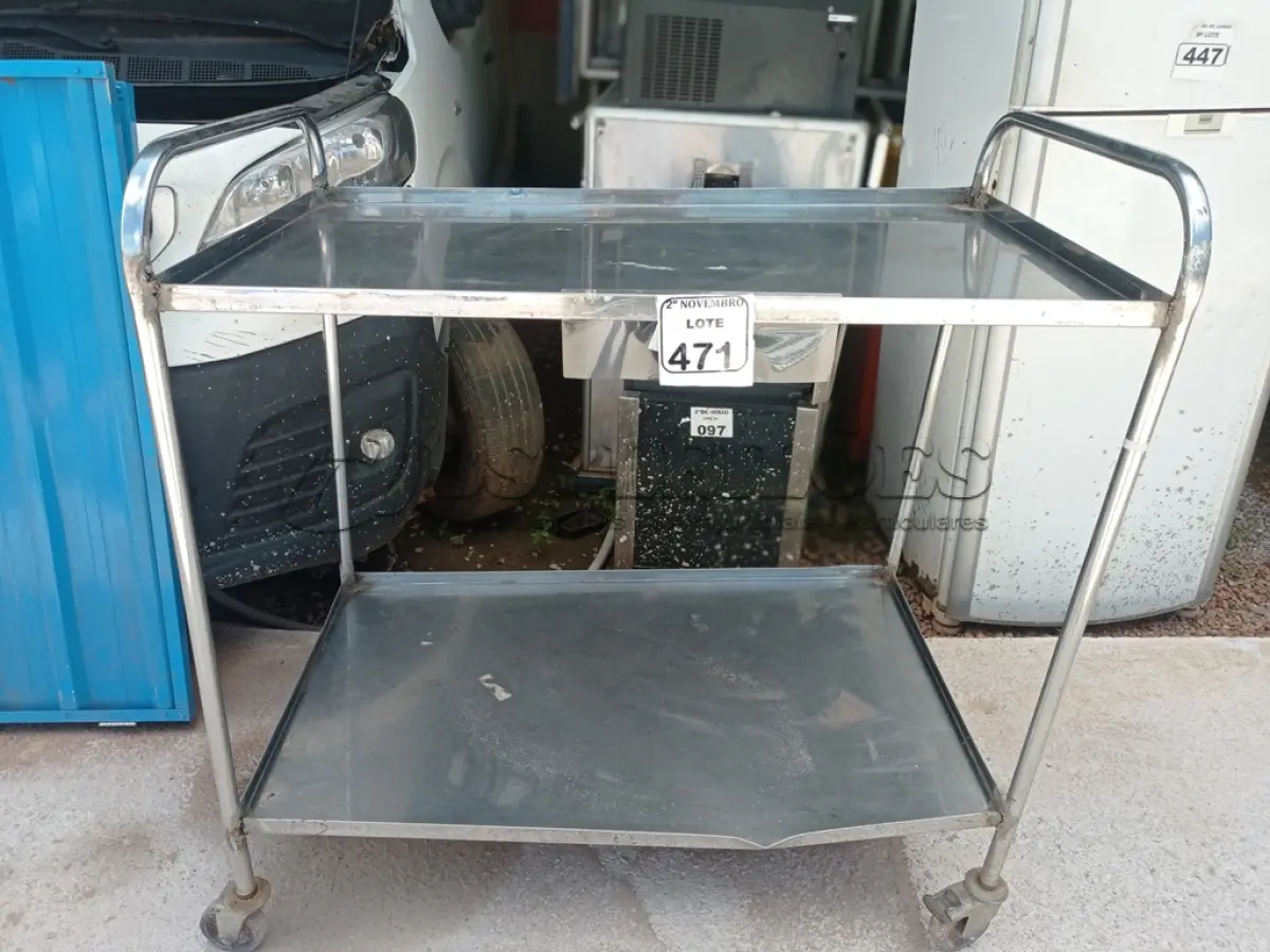 LOTE 471 - 01 CARRINHO EM INOX C/ 02 REPARTIMENTOS. (NO ESTADO) ATENÇÃO! FAZER A VISITAÇÃO ANTES DE ARREMATAR, NÃO SABEMOS SE FUNCIONA. LEILÃO NÃO TEM GARANTIA E NEM DEVOLUÇÃO, SUJEITO A POSSÍVEIS AVARIAS VISÍVEIS/OCULTAS E/OU AUSÊNCIA DE COMPONENTES.