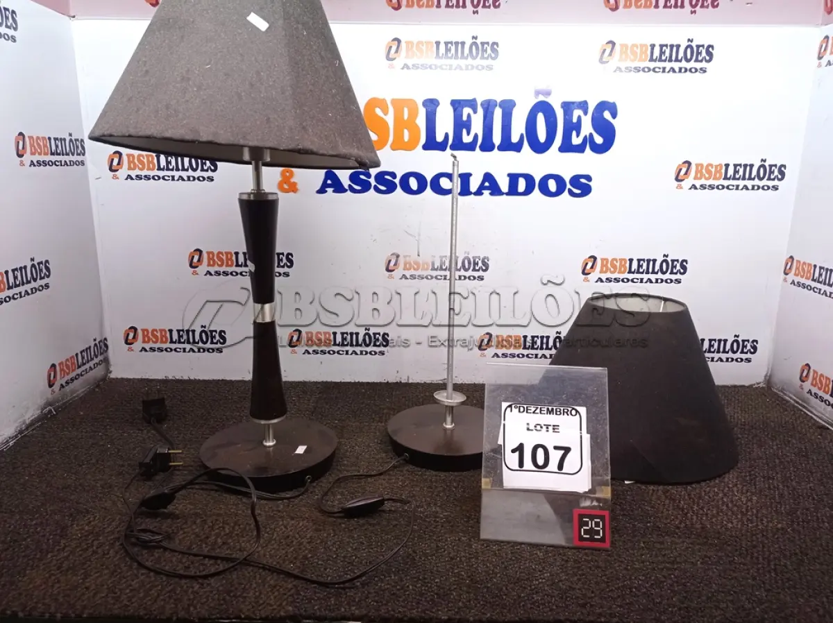 LOTE 107 - 02 ABAJURES INCOMPLETOS. (NO ESTADO) ATENÇÃO! FAZER A VISITAÇÃO ANTES DE ARREMATAR, NÃO SABEMOS SE FUNCIONA. LEILÃO NÃO TEM GARANTIA E NEM DEVOLUÇÃO, SUJEITO A POSSÍVEIS AVARIAS VISÍVEIS/OCULTAS E/OU AUSÊNCIA DE COMPONENTES.
