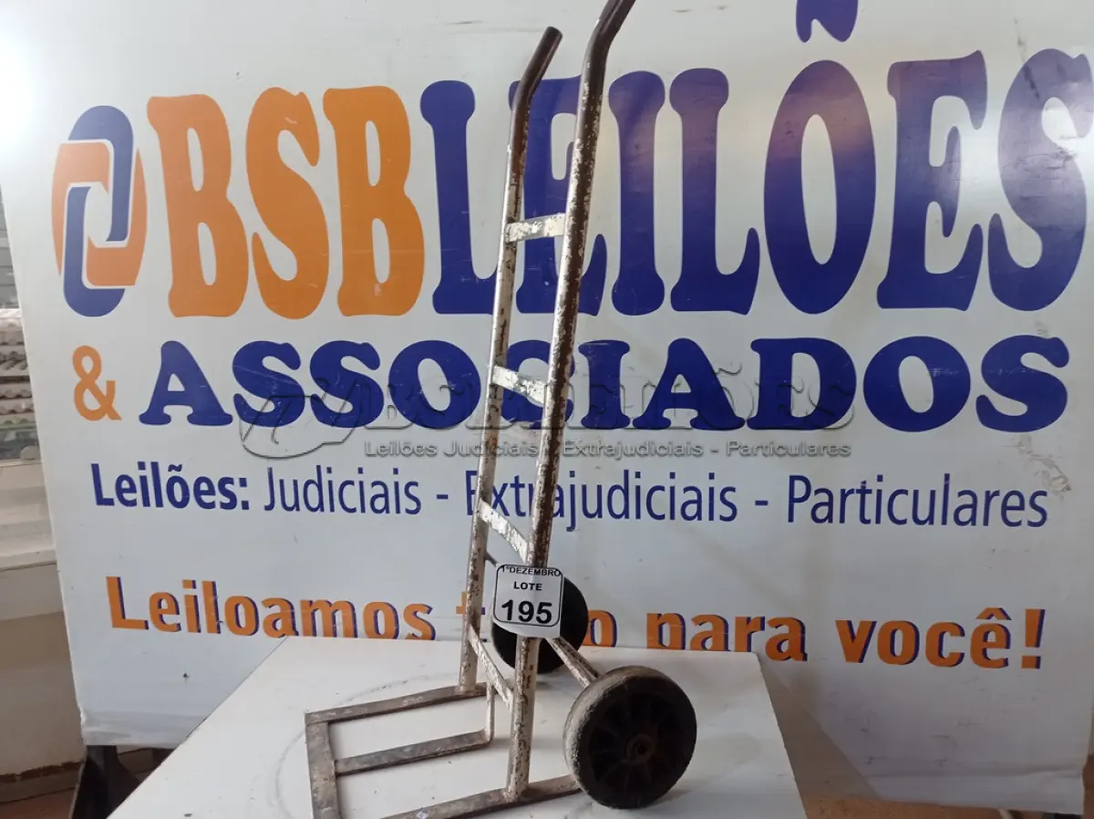 LOTE 195 - 01 CARRINHO P/TRANSPORTE DE CARGA. (NO ESTADO) ATENÇÃO! FAZER A VISITAÇÃO ANTES DE ARREMATAR, NÃO SABEMOS SE FUNCIONA. LEILÃO NÃO TEM GARANTIA E NEM DEVOLUÇÃO, SUJEITO A POSSÍVEIS AVARIAS VISÍVEIS/OCULTAS E/OU AUSÊNCIA DE COMPONENTES.