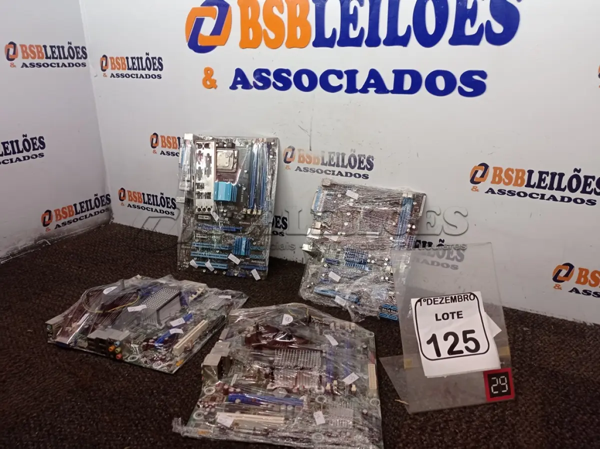 LOTE 125 - 04 PLACAS MÃE. (NO ESTADO) ATENÇÃO! FAZER A VISITAÇÃO ANTES DE ARREMATAR, NÃO SABEMOS SE FUNCIONA. LEILÃO NÃO TEM GARANTIA E NEM DEVOLUÇÃO, SUJEITO A POSSÍVEIS AVARIAS VISÍVEIS/OCULTAS E/OU AUSÊNCIA DE COMPONENTES.