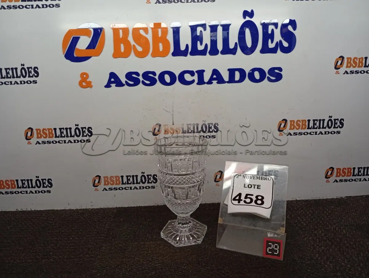 LOTE 458 - 01 VASO DE CRISTAL C/PÉ. (NO ESTADO) ATENÇÃO! FAZER A VISITAÇÃO ANTES DE ARREMATAR, NÃO SABEMOS SE FUNCIONA. LEILÃO NÃO TEM GARANTIA E NEM DEVOLUÇÃO, SUJEITO A POSSÍVEIS AVARIAS VISÍVEIS/OCULTAS E/OU AUSÊNCIA DE COMPONENTES.
