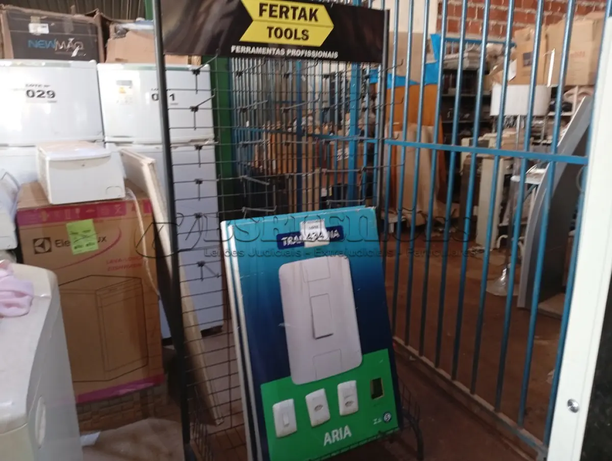 LOTE 434 - 01 EXPOSITOR DE FERRO E 02 QUADROS P/PROPAGANDA (NO ESTADO) ATENÇÃO! FAZER A VISITAÇÃO ANTES DE ARREMATAR, NÃO SABEMOS SE FUNCIONA. LEILÃO NÃO TEM GARANTIA E NEM DEVOLUÇÃO, SUJEITO A POSSÍVEIS AVARIAS VISÍVEIS/OCULTAS E/OU AUSÊNCIA DE COMPONENTES.