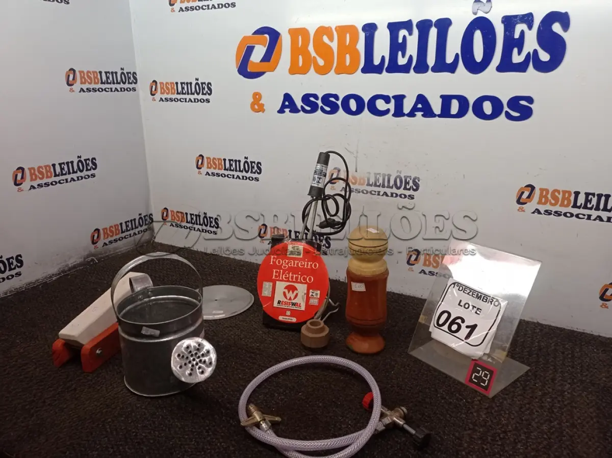 LOTE 061 - 01 FOGÃO ELÉTRICO 01 AMOLADOR DE FACAS 01 REGADOR DE ZINCO P/DECORAÇÃO E 01 PILÃO DE MADEIRA. (NO ESTADO) ATENÇÃO! FAZER A VISITAÇÃO ANTES DE ARREMATAR, NÃO SABEMOS SE FUNCIONA. LEILÃO NÃO TEM GARANTIA E NEM DEVOLUÇÃO, SUJEITO A POSSÍVEIS AVARIAS VISÍVEIS/OCULTAS E/OU AUSÊNCIA DE COMPONENTES.