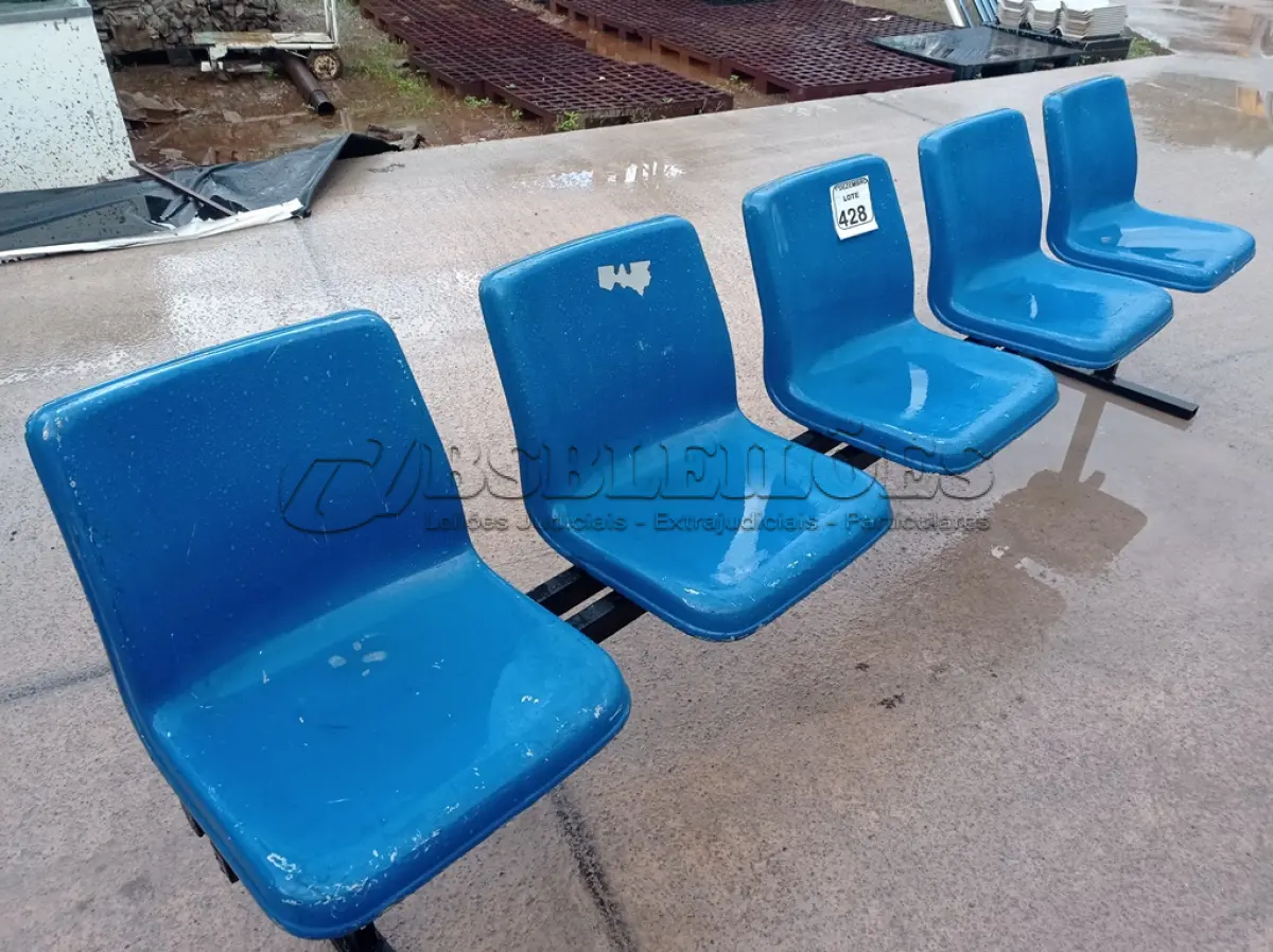 LOTE 428 - 01 LONGARINA DE 05 LUGARES ASSENTO DE PLÁSTICO E BASE DE FERRO. (NO ESTADO) ATENÇÃO! FAZER A VISITAÇÃO ANTES DE ARREMATAR, NÃO SABEMOS SE FUNCIONA. LEILÃO NÃO TEM GARANTIA E NEM DEVOLUÇÃO, SUJEITO A POSSÍVEIS AVARIAS VISÍVEIS/OCULTAS E/OU AUSÊNCIA DE COMPONENTES.
