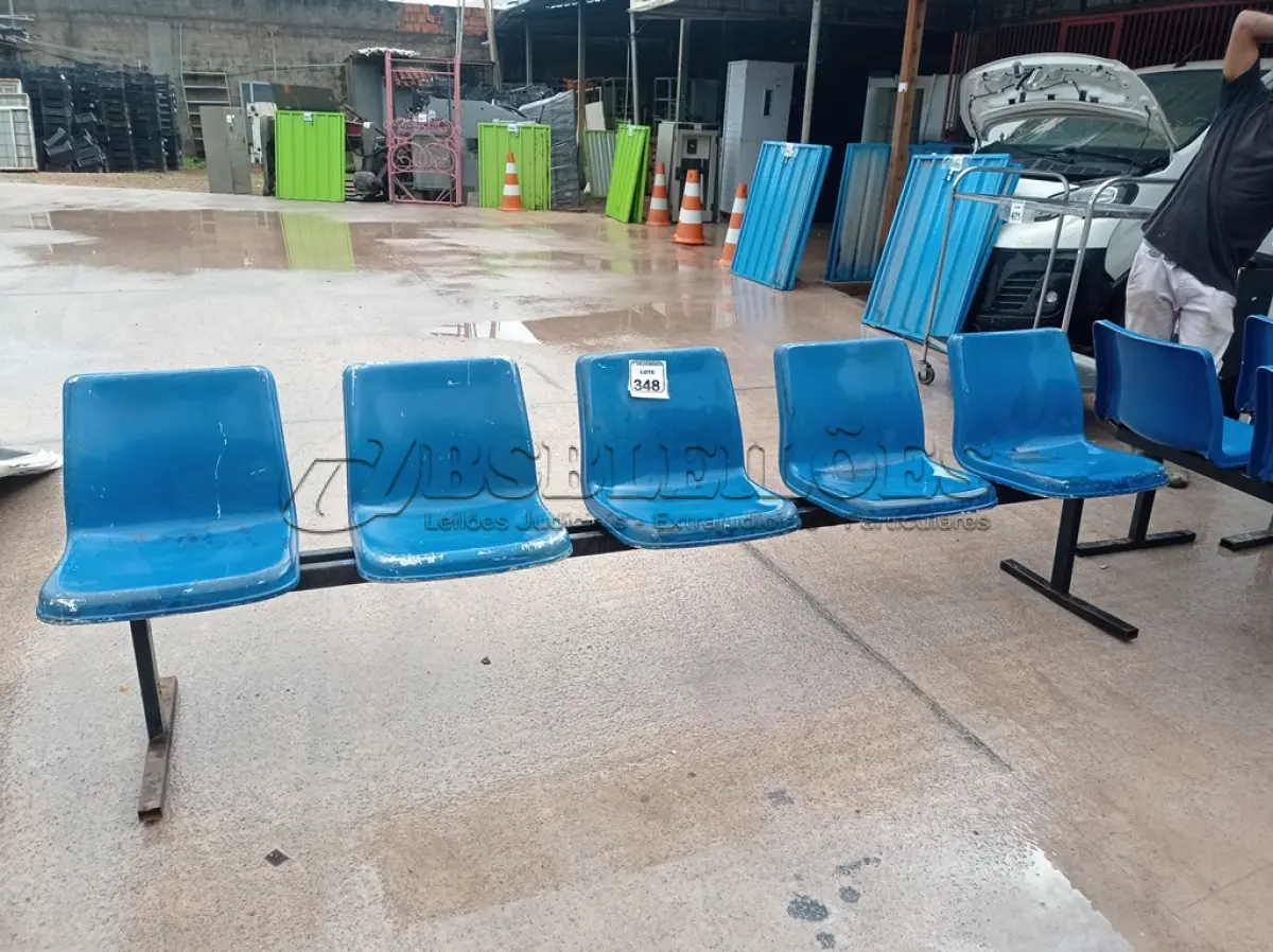LOTE 348 - 01 LONGARINA DE 05 LUGARES ASSENTO DE PLÁSTICO E BASE DE FERRO. (NO ESTADO) ATENÇÃO! FAZER A VISITAÇÃO ANTES DE ARREMATAR, NÃO SABEMOS SE FUNCIONA. LEILÃO NÃO TEM GARANTIA E NEM DEVOLUÇÃO, SUJEITO A POSSÍVEIS AVARIAS VISÍVEIS/OCULTAS E/OU AUSÊNCIA DE COMPONENTES.