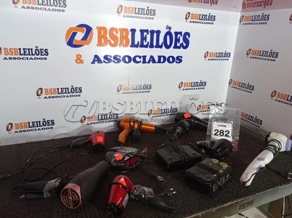 LOTE 282 - 01 LOTE C/VÁRIOS SECADORES DE CABELO, 01 MASSAGEADOR E 03 RÁDIOS RELÓGIOS MARCAS E MODELOS DIVERSOS. (NO ESTADO) ATENÇÃO! FAZER A VISITAÇÃO ANTES DE ARREMATAR, NÃO SABEMOS SE FUNCIONA. LEILÃO NÃO TEM GARANTIA E NEM DEVOLUÇÃO, SUJEITO A POSSÍVEIS AVARIAS VISÍVEIS/OCULTAS E/OU AUSÊNCIA DE COMPONENTES.
