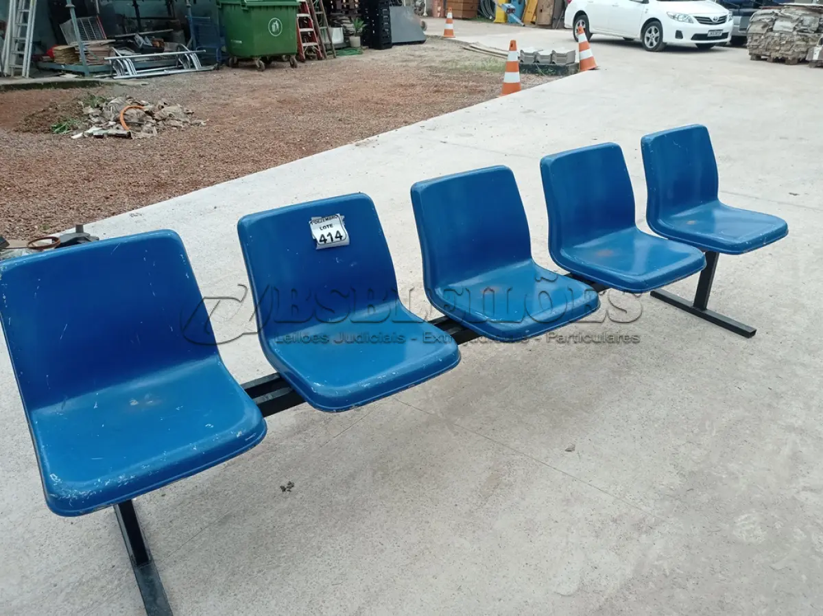 LOTE 414 - 01 LONGARINA DE 05 LUGARES ASSENTO DE PLÁSTICO E BASE DE FERRO. (NO ESTADO) ATENÇÃO! FAZER A VISITAÇÃO ANTES DE ARREMATAR, NÃO SABEMOS SE FUNCIONA. LEILÃO NÃO TEM GARANTIA E NEM DEVOLUÇÃO, SUJEITO A POSSÍVEIS AVARIAS VISÍVEIS/OCULTAS E/OU AUSÊNCIA DE COMPONENTES.