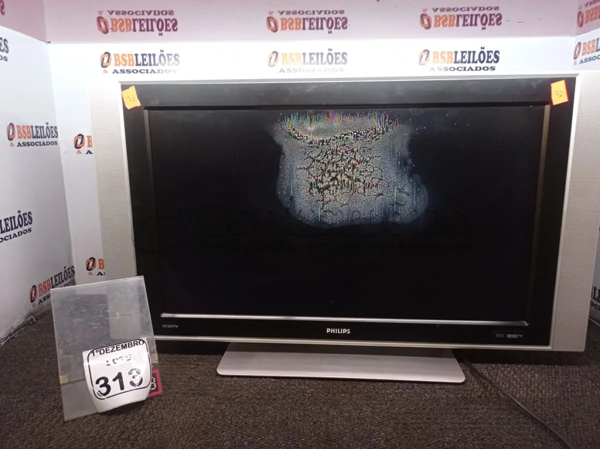 LOTE 313 - 01 TV MARCA PHILIPS 32” (NO ESTADO) ATENÇÃO! FAZER A VISITAÇÃO ANTES DE ARREMATAR, NÃO SABEMOS SE FUNCIONA. LEILÃO NÃO TEM GARANTIA E NEM DEVOLUÇÃO, SUJEITO A POSSÍVEIS AVARIAS VISÍVEIS/OCULTAS E/OU AUSÊNCIA DE COMPONENTES.