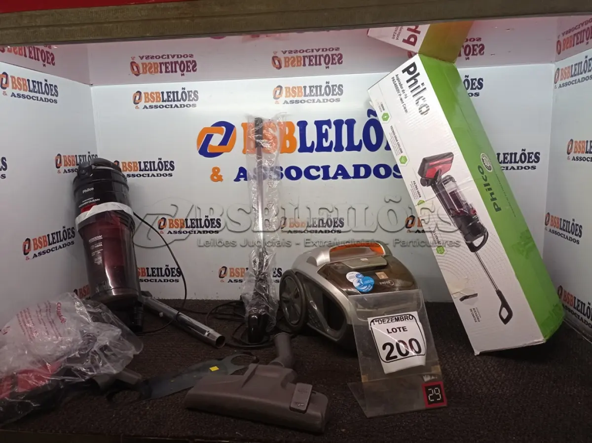LOTE 200 - 02 ASPIRADORES DE PÓ MARCAS E MODELOS DIVERSOS. (NO ESTADO) ATENÇÃO! FAZER A VISITAÇÃO ANTES DE ARREMATAR, NÃO SABEMOS SE FUNCIONA. LEILÃO NÃO TEM GARANTIA E NEM DEVOLUÇÃO, SUJEITO A POSSÍVEIS AVARIAS VISÍVEIS/OCULTAS E/OU AUSÊNCIA DE COMPONENTES.
