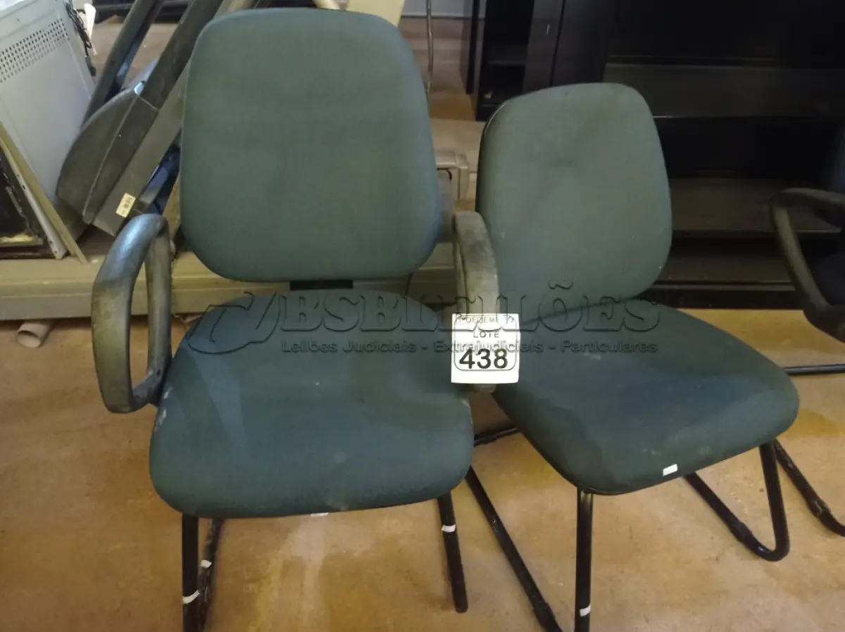 LOTE 438 - 02 CADEIRAS PÉ FIXO EM TECIDO NA COR AZUL. (NO ESTADO) ATENÇÃO! FAZER A VISITAÇÃO ANTES DE ARREMATAR, NÃO SABEMOS SE FUNCIONA. LEILÃO NÃO TEM GARANTIA E NEM DEVOLUÇÃO, SUJEITO A POSSÍVEIS AVARIAS VISÍVEIS/OCULTAS E/OU AUSÊNCIA DE COMPONENTES.