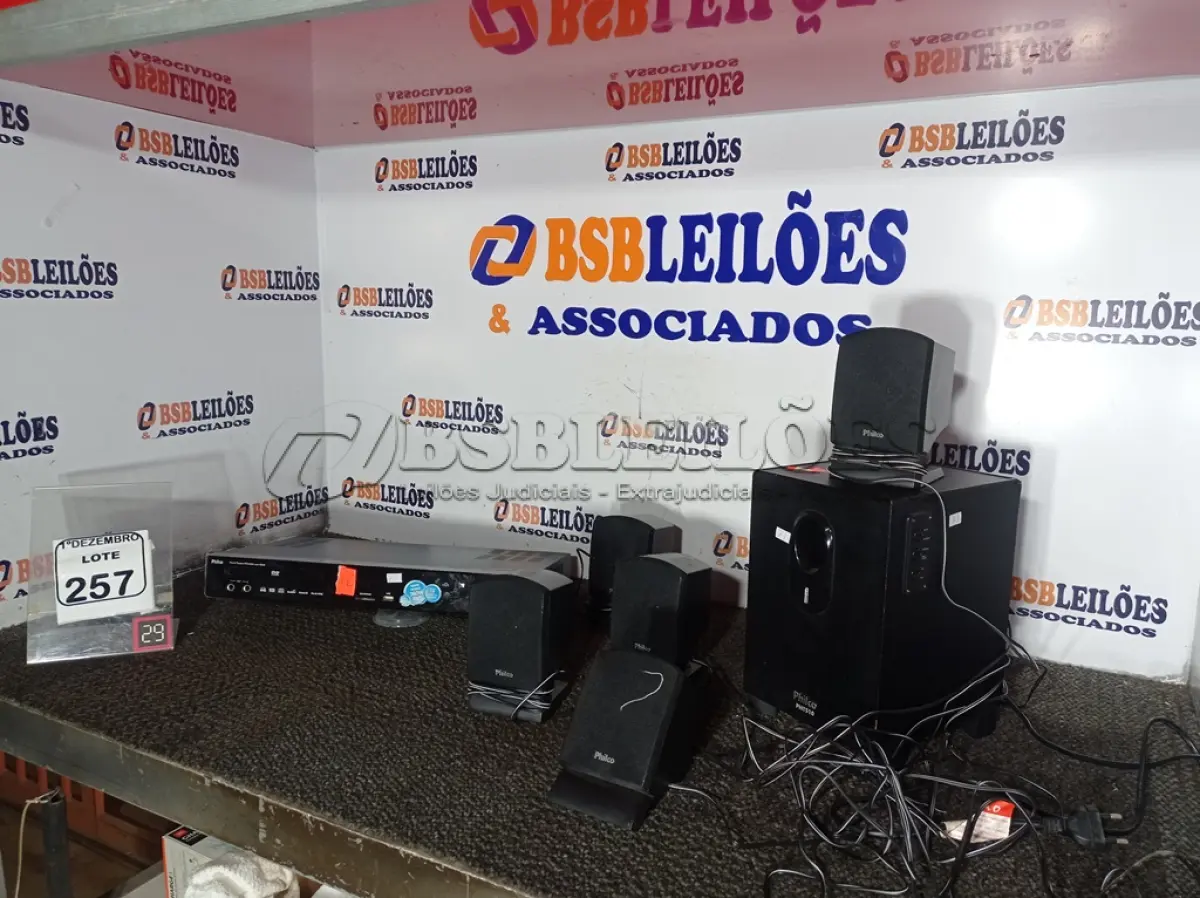 LOTE 257 - 01 HOME-THEATER MARCA PHILCO. (NO ESTADO) ATENÇÃO! FAZER A VISITAÇÃO ANTES DE ARREMATAR, NÃO SABEMOS SE FUNCIONA. LEILÃO NÃO TEM GARANTIA E NEM DEVOLUÇÃO, SUJEITO A POSSÍVEIS AVARIAS VISÍVEIS/OCULTAS E/OU AUSÊNCIA DE COMPONENTES.