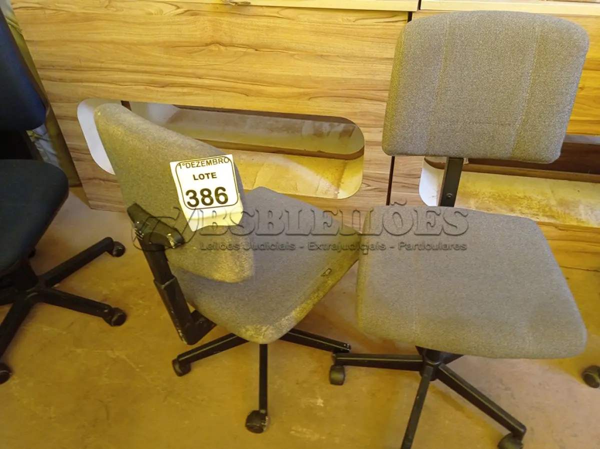LOTE 386 - 02 CADEIRAS P/ESCRITÓRIO GIRATÓRIAS. (NO ESTADO) ATENÇÃO! FAZER A VISITAÇÃO ANTES DE ARREMATAR, NÃO SABEMOS SE FUNCIONA. LEILÃO NÃO TEM GARANTIA E NEM DEVOLUÇÃO, SUJEITO A POSSÍVEIS AVARIAS VISÍVEIS/OCULTAS E/OU AUSÊNCIA DE COMPONENTES.