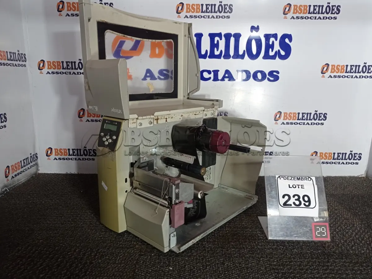 LOTE 239 - 01 IMPRESSORA DE ETIQUETAS TÉRMICA MARCA ZEBRA. (NO ESTADO) ATENÇÃO! FAZER A VISITAÇÃO ANTES DE ARREMATAR, NÃO SABEMOS SE FUNCIONA. LEILÃO NÃO TEM GARANTIA E NEM DEVOLUÇÃO, SUJEITO A POSSÍVEIS AVARIAS VISÍVEIS/OCULTAS E/OU AUSÊNCIA DE COMPONENTES.