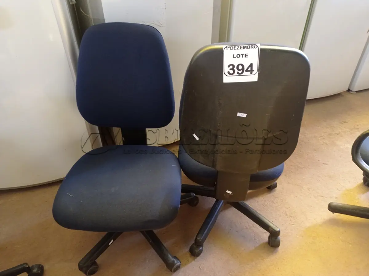 LOTE 394 - 02 CADEIRAS P/ESCRITÓRIO GIRATÓRIAS. (NO ESTADO) ATENÇÃO! FAZER A VISITAÇÃO ANTES DE ARREMATAR, NÃO SABEMOS SE FUNCIONA. LEILÃO NÃO TEM GARANTIA E NEM DEVOLUÇÃO, SUJEITO A POSSÍVEIS AVARIAS VISÍVEIS/OCULTAS E/OU AUSÊNCIA DE COMPONENTES.
