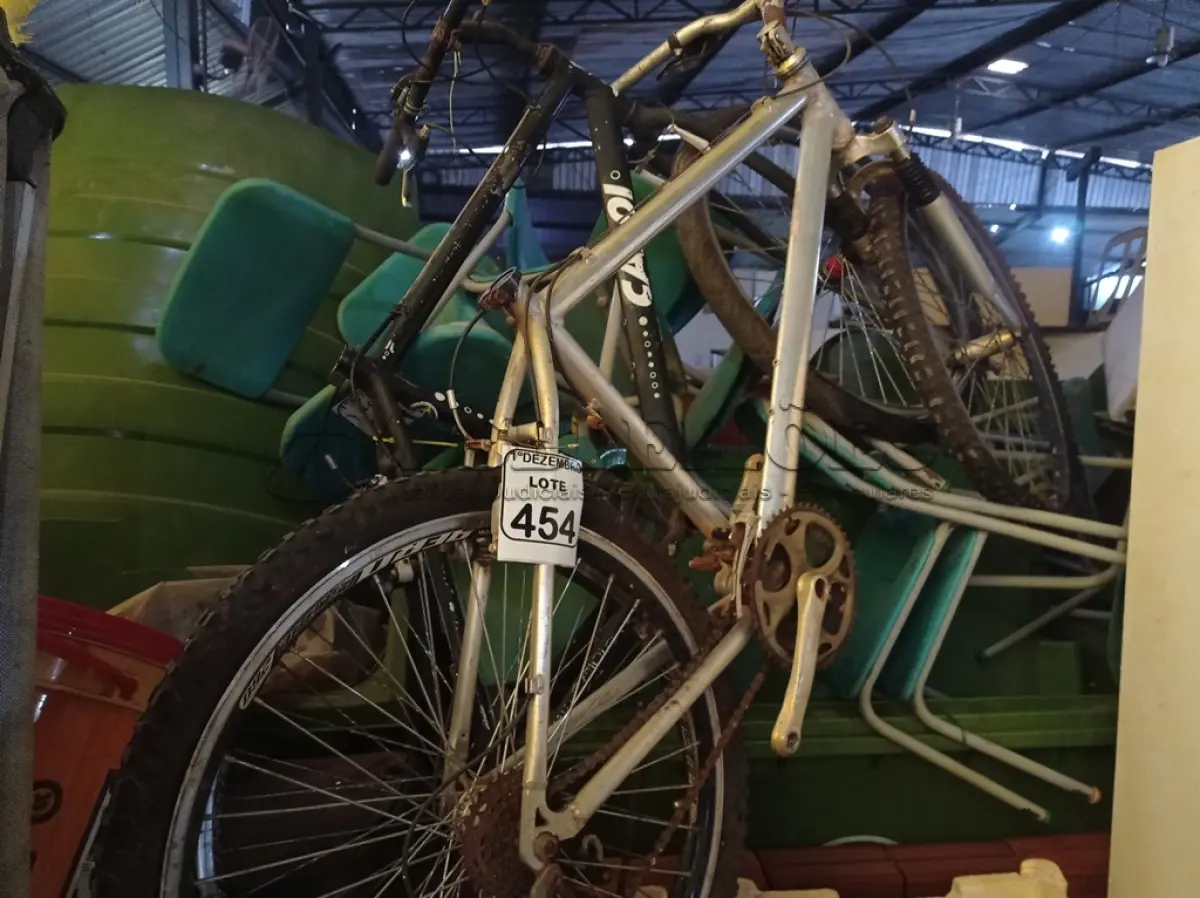 LOTE 454 - 02 BICICLETAS SENDO UMA MARCA CALOI. (NO ESTADO) ATENÇÃO! FAZER A VISITAÇÃO ANTES DE ARREMATAR, NÃO SABEMOS SE FUNCIONA. LEILÃO NÃO TEM GARANTIA E NEM DEVOLUÇÃO, SUJEITO A POSSÍVEIS AVARIAS VISÍVEIS/OCULTAS E/OU AUSÊNCIA DE COMPONENTES.